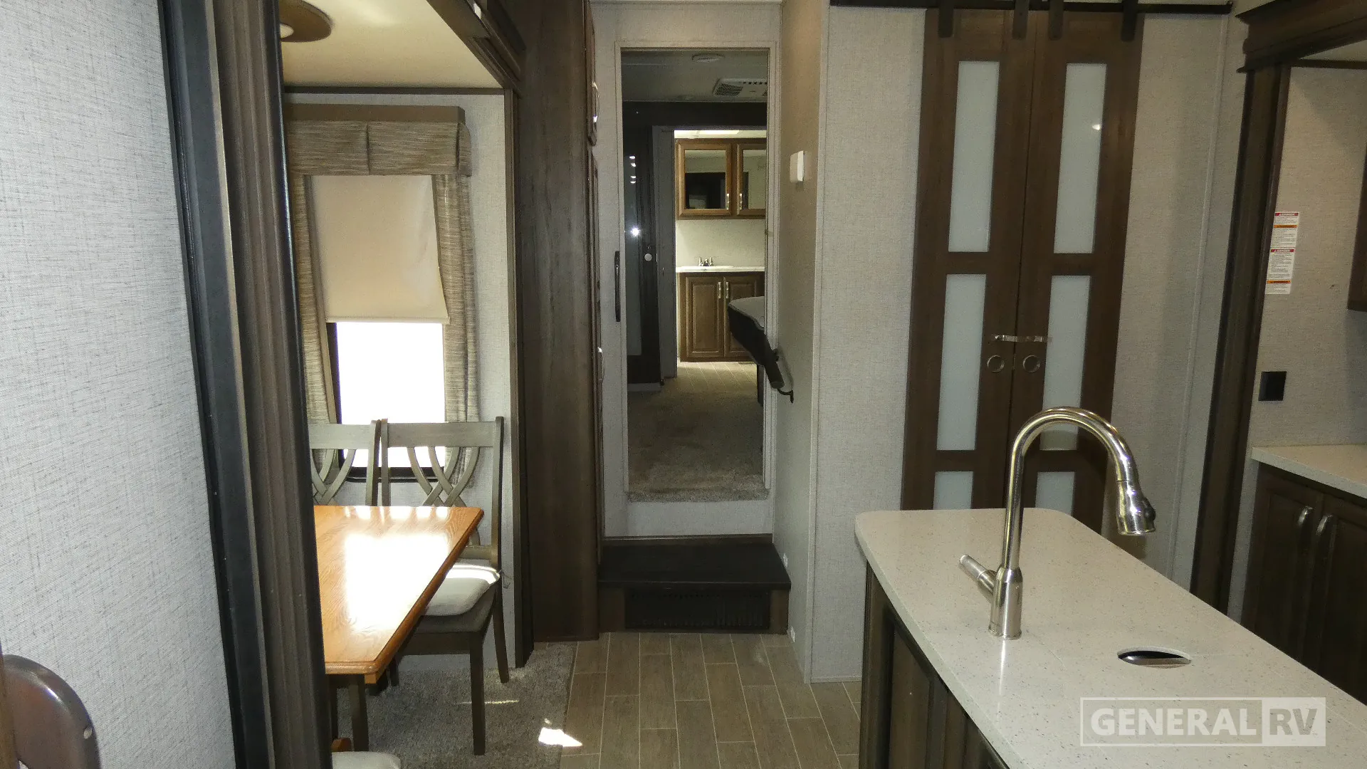 2019 Keystone Avalanche 382FL - Photo 3