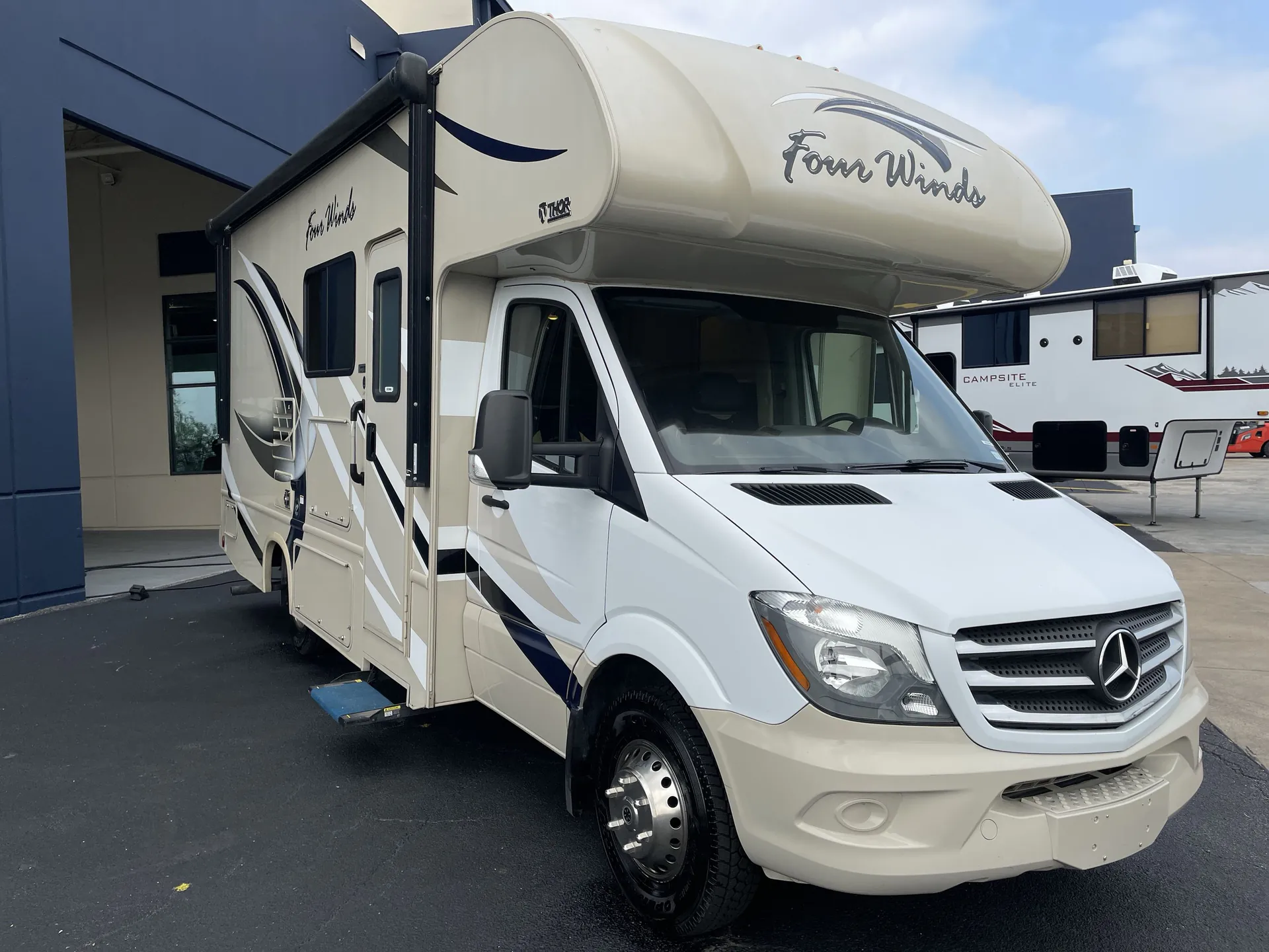 2018 Thor Motor Coach Four Winds 24F - Photo 2