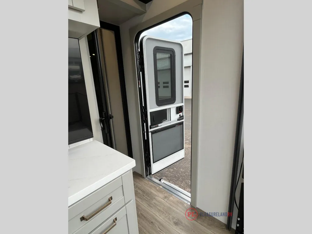 2026 Brinkley Model Z 3420, Photos photo 8