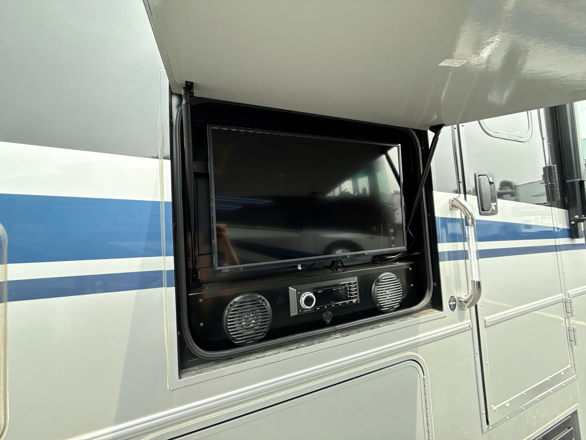 2022 Winnebago Adventurer 35F — living area main