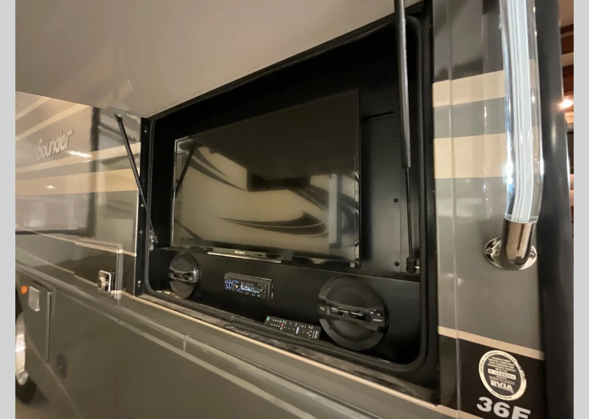 2015 Fleetwood Bounder 36E - Photo 3
