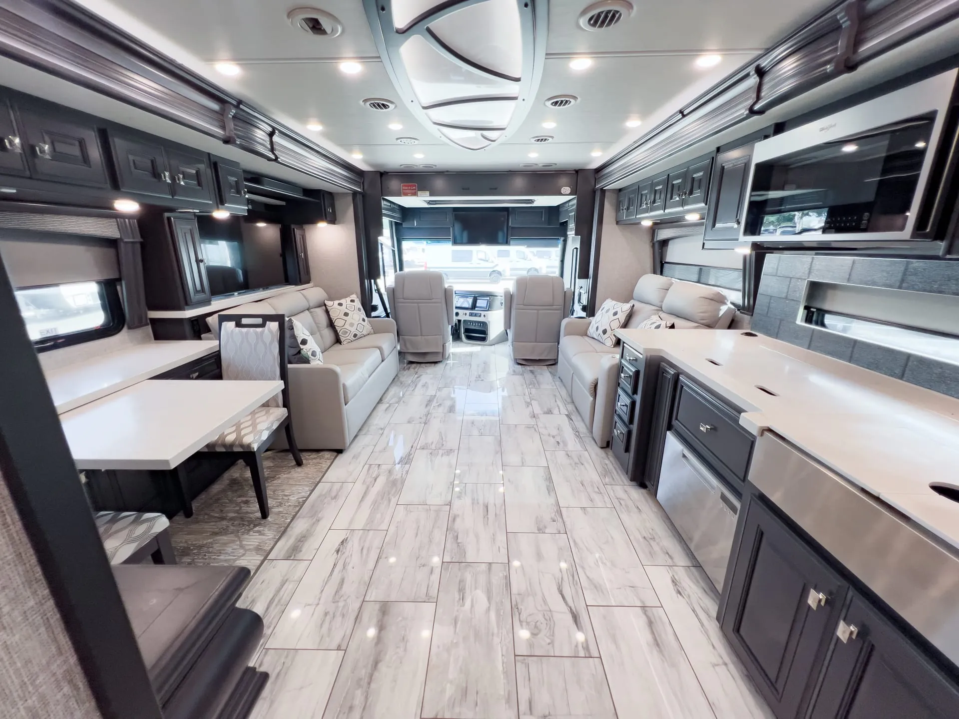 2024 Fleetwood Discovery LXE 40M - Photo 4