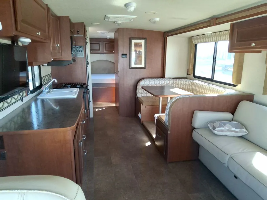 2015 Winnebago Vista 31KE - Photo 2