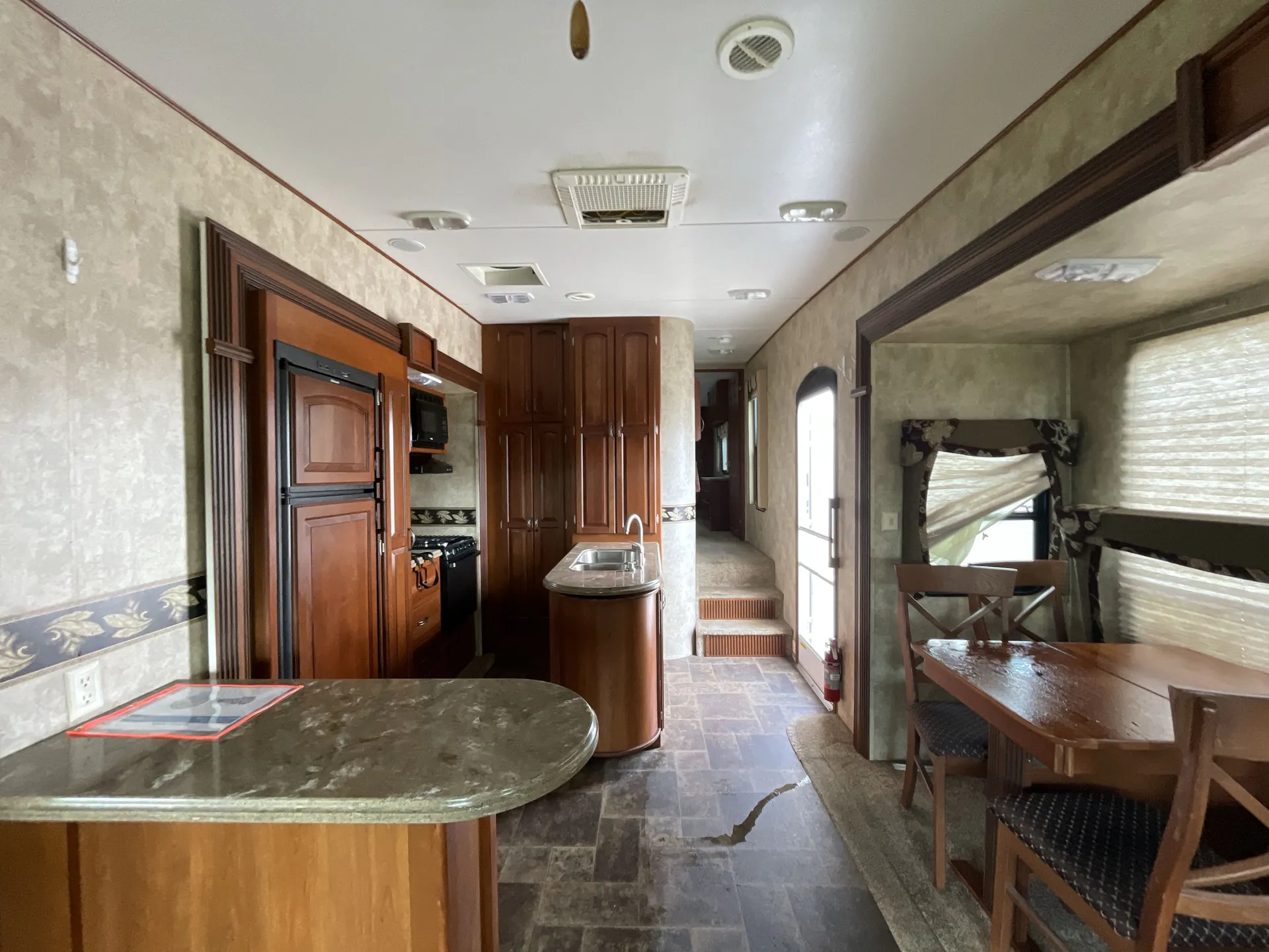 2013 Keystone Avalanche 330RE — living area main