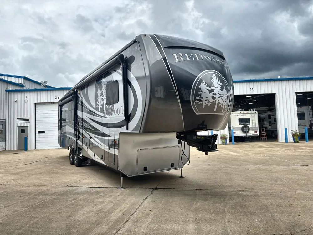 2016 CrossRoads Redwood 36RL - Photo 2