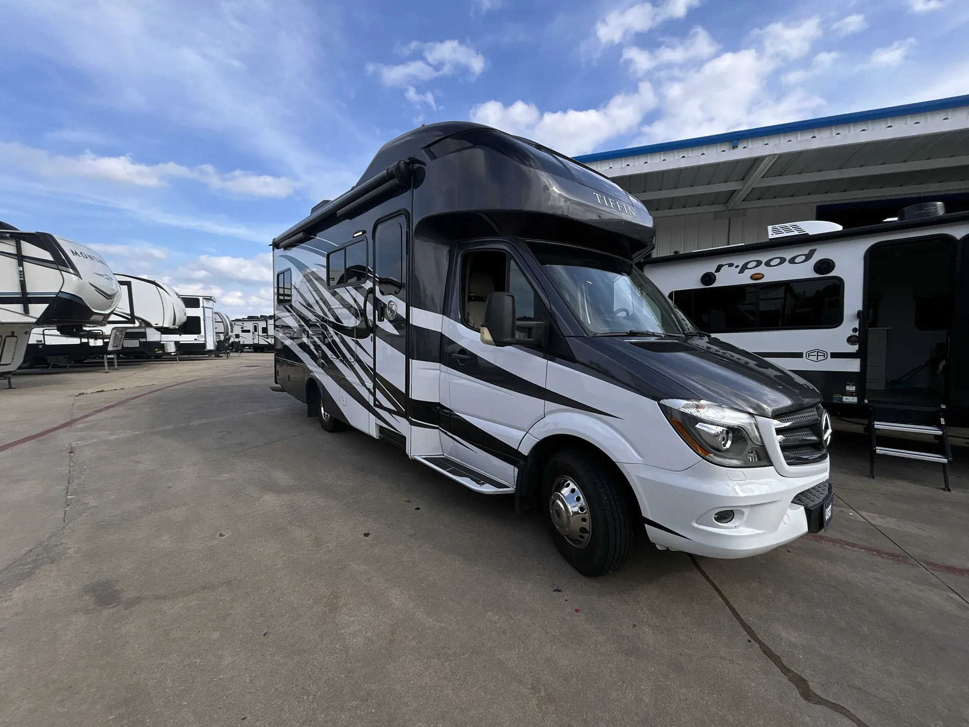2017 Tiffin Wayfarer 24 QW dealer photo 1 from Camping World