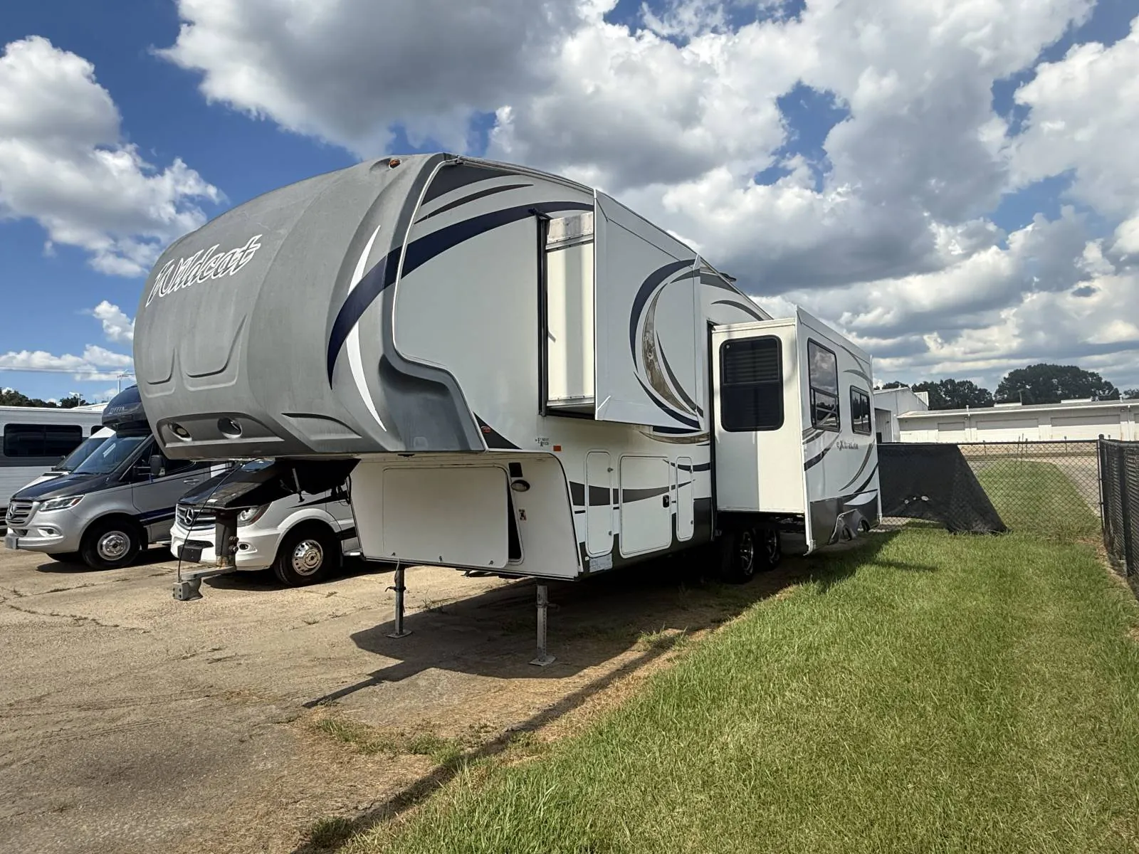 2013 Forest River Wildcat 272RLX - Photo 2