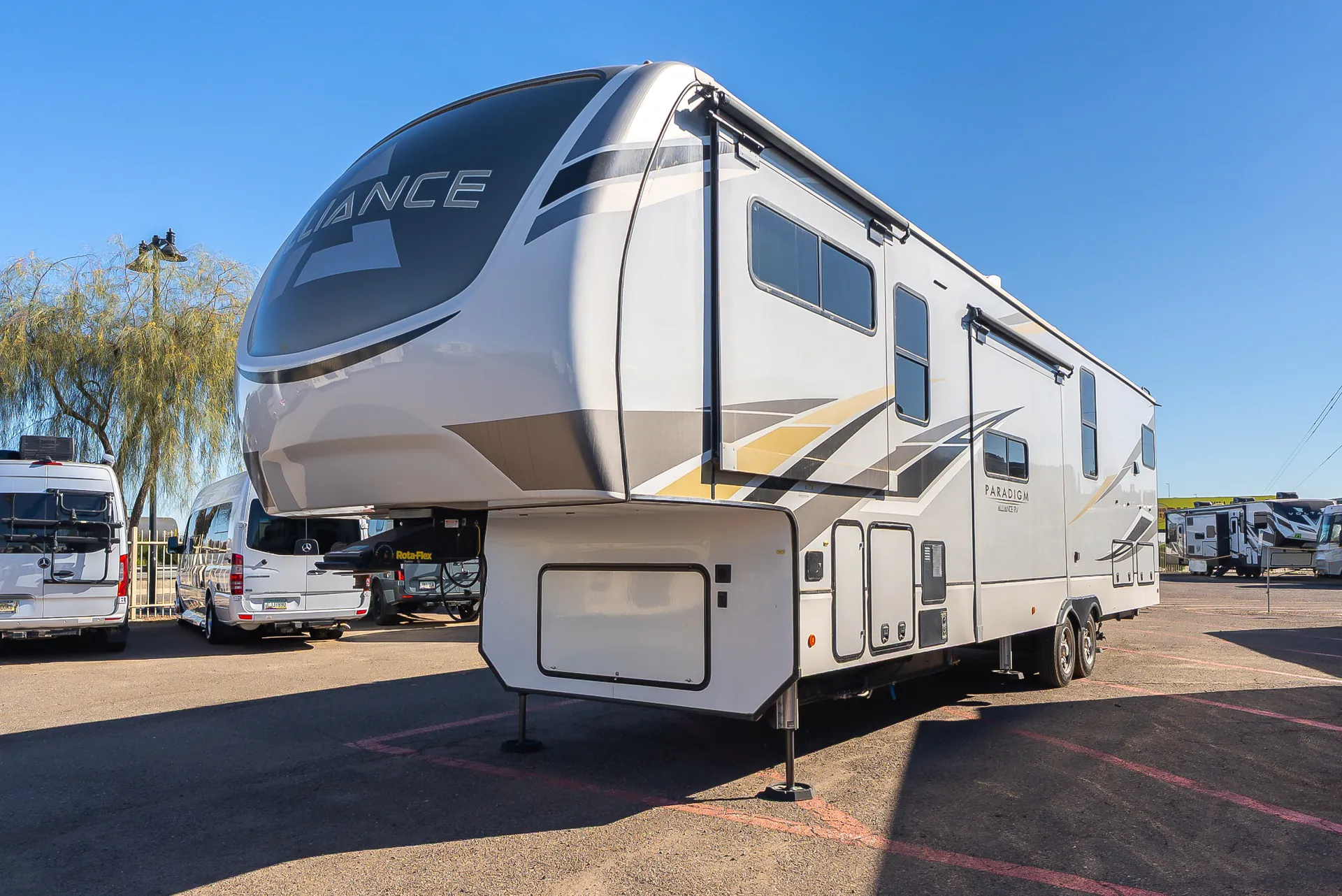 2021 Alliance RV Paradigm 385FL - Photo 3