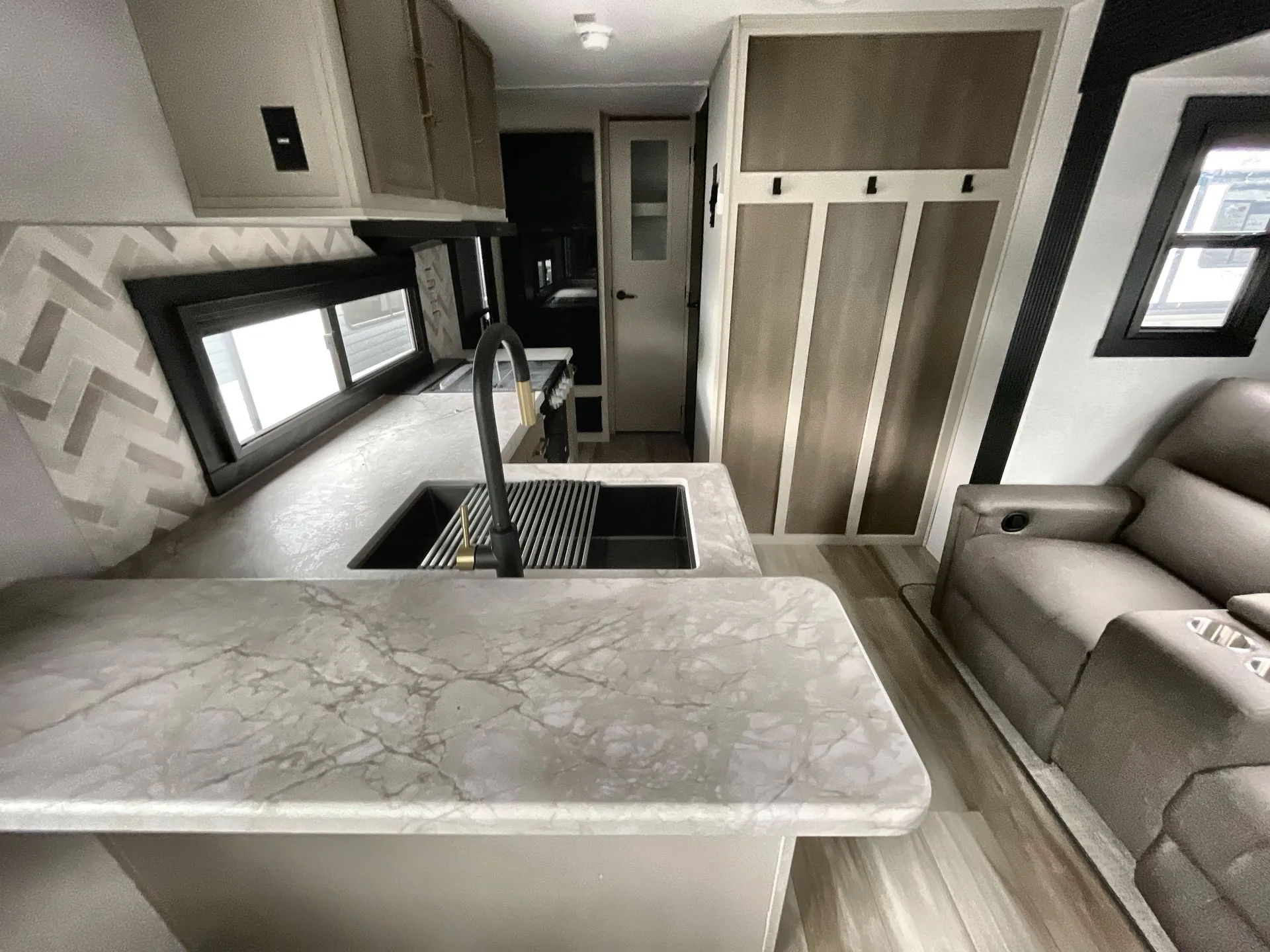 2027 Forest River Wildwood Heritage Glen Hyper-Lyte 21RBHL — living area main