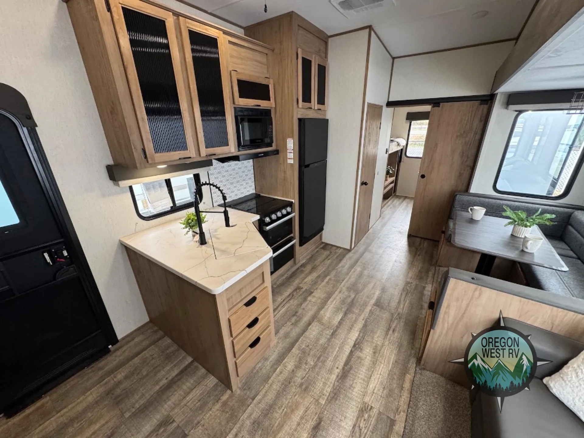 2024 Forest River Cherokee Arctic Wolf 321BH — Photo 7