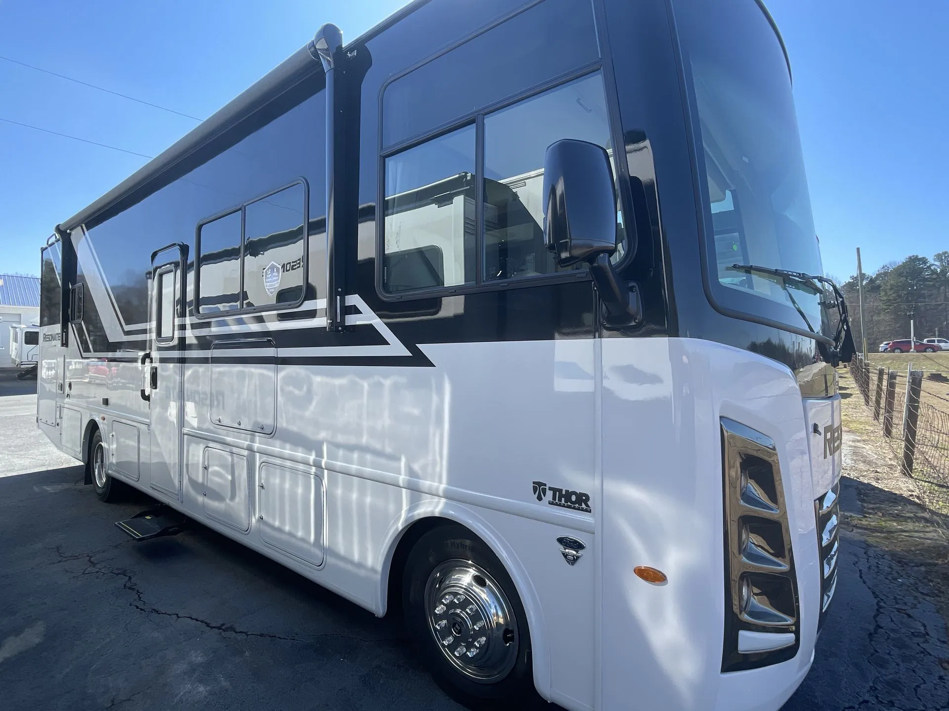 2026 Thor Motor Coach Resonate 30C - Photo 2