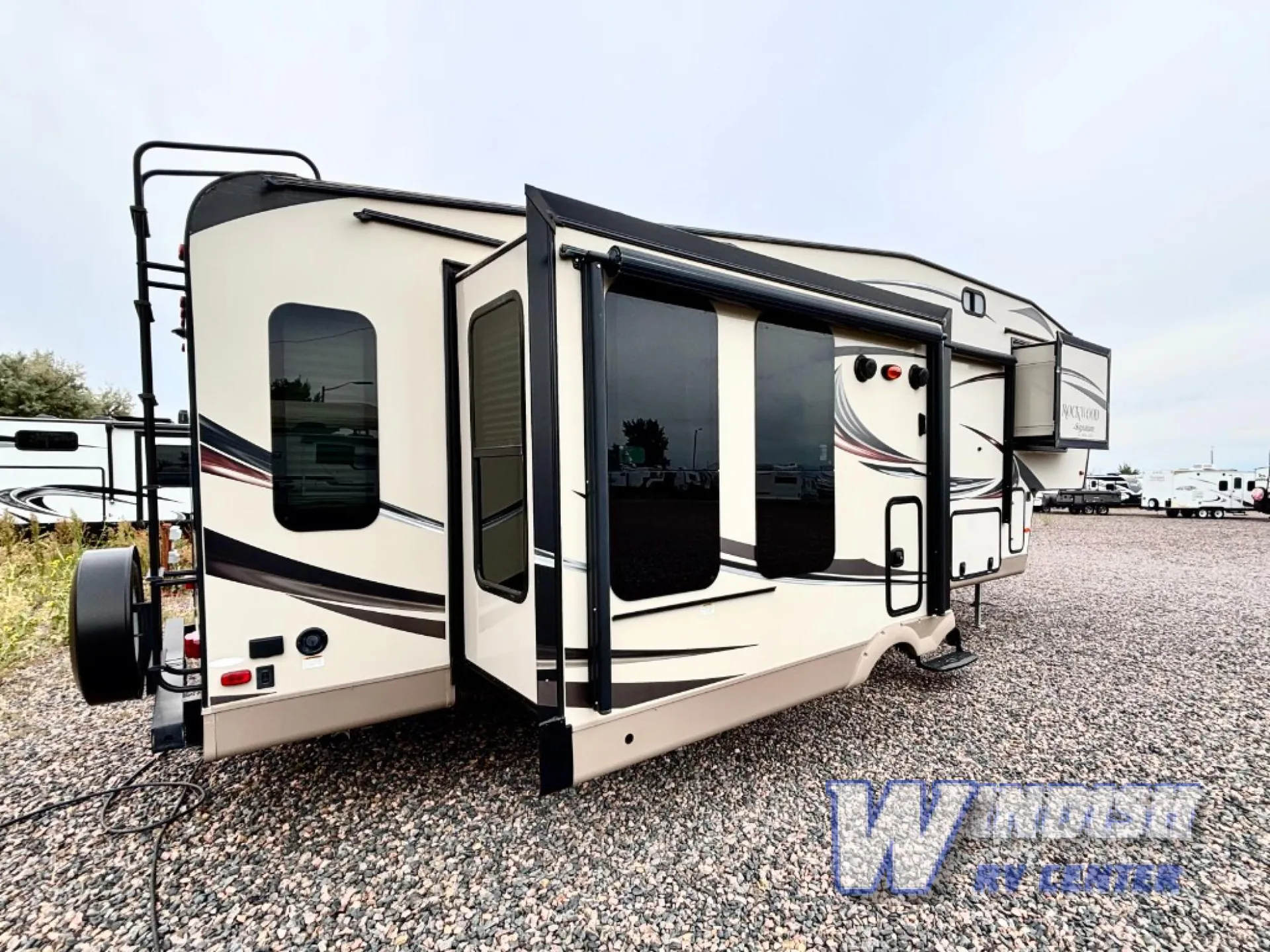 2016 Forest River Rockwood Signature Ultra Lite 8289WS — Photo 7