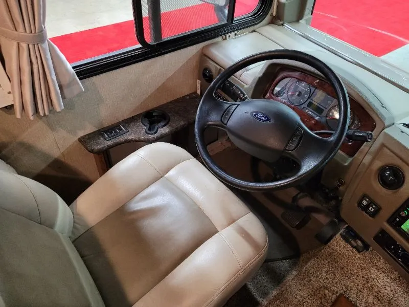 2017 Fleetwood Flair LXE 30U - Photo 4