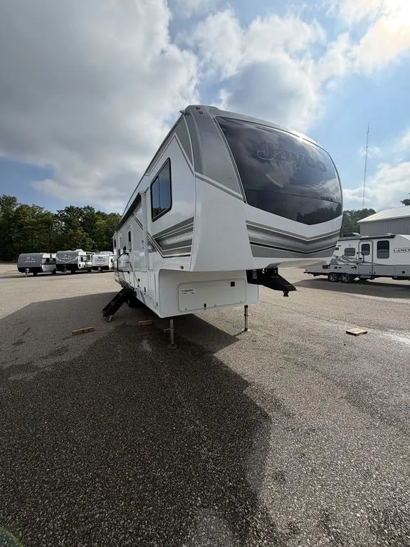 2027 Jayco Eagle 31QBH - Photo 2