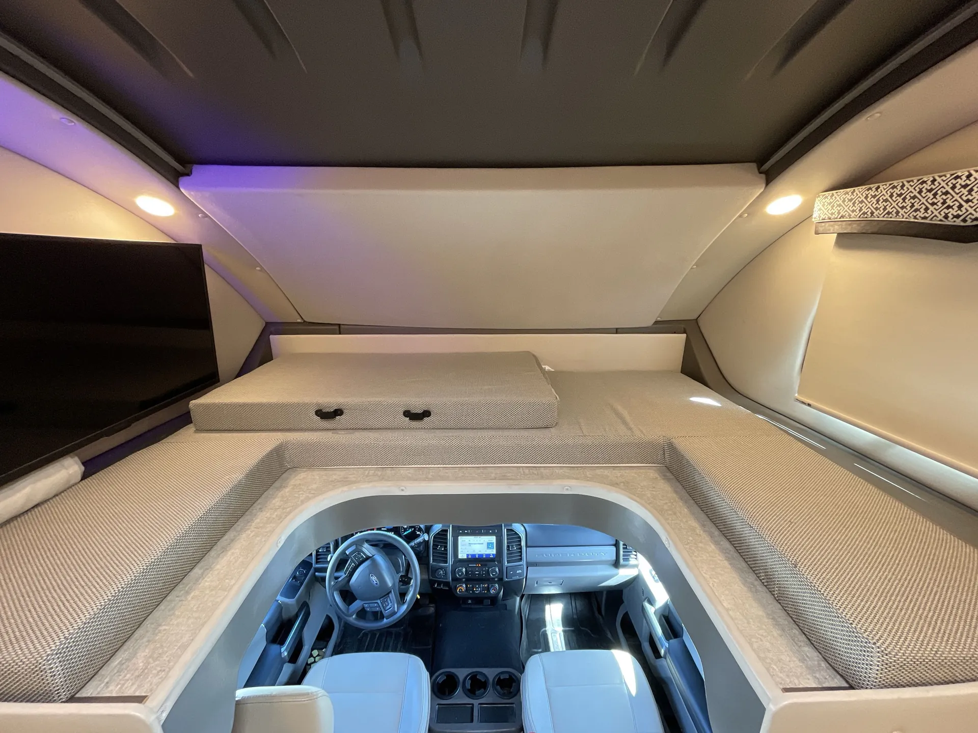 2022 Thor Motor Coach Omni RS36 — living area main