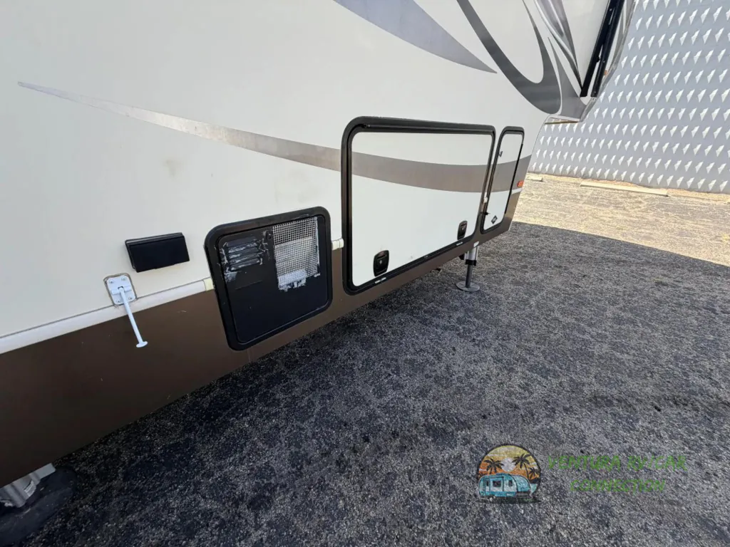 2016 Forest River Cardinal 3455RL, Photos photo 18