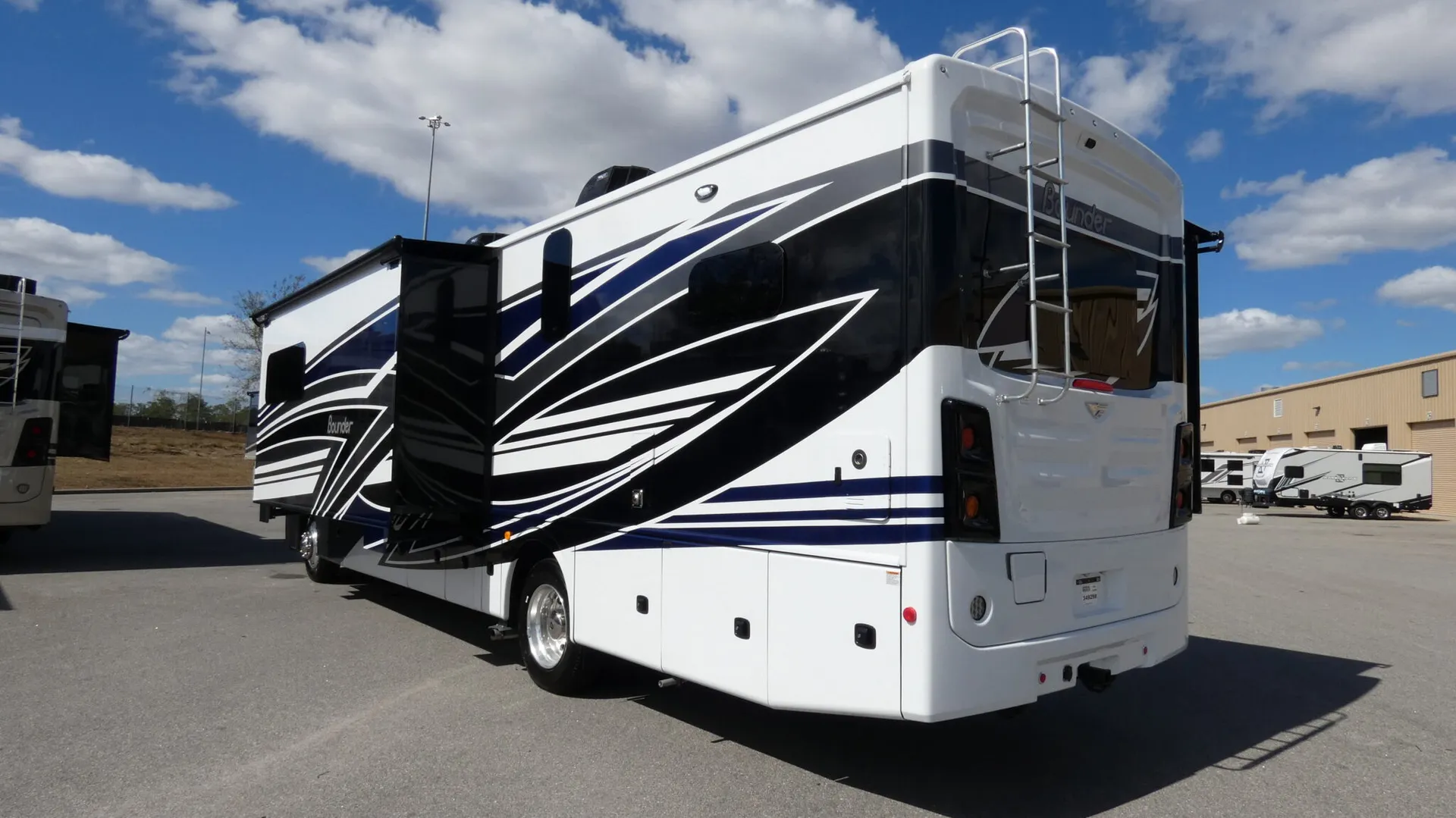 2026 Fleetwood Bounder 35GL - Photo 4