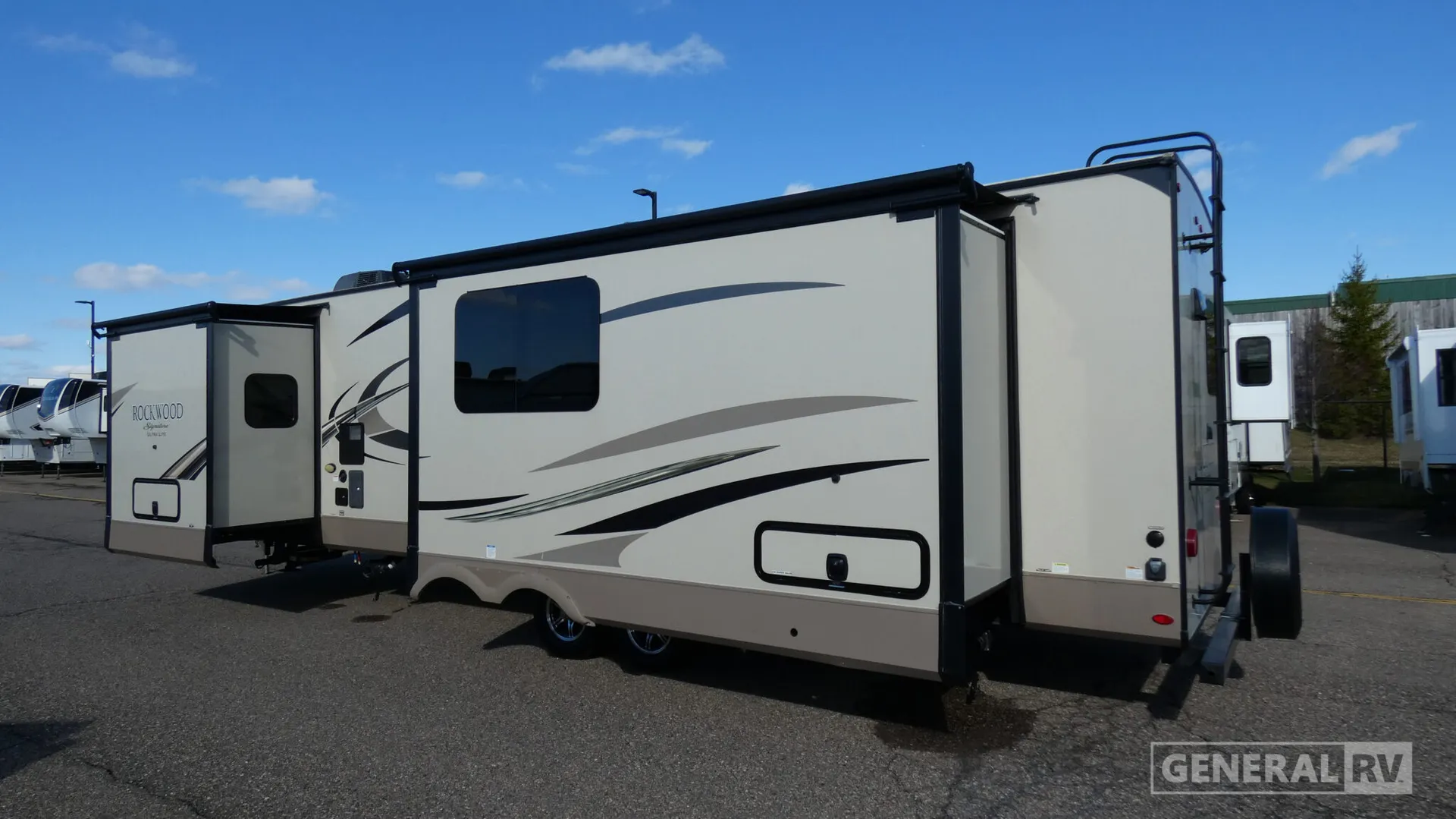 2018 Forest River Rockwood Signature Ultra Lite 8332BS - Photo 4