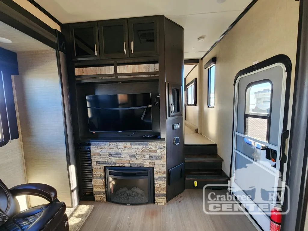 2017 Dutchmen Voltage V3895 - Photo 2