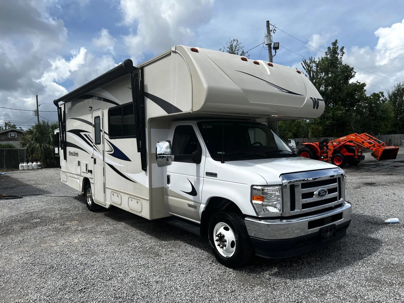 2023 Winnebago Minnie Winnie 26T - Photo 2
