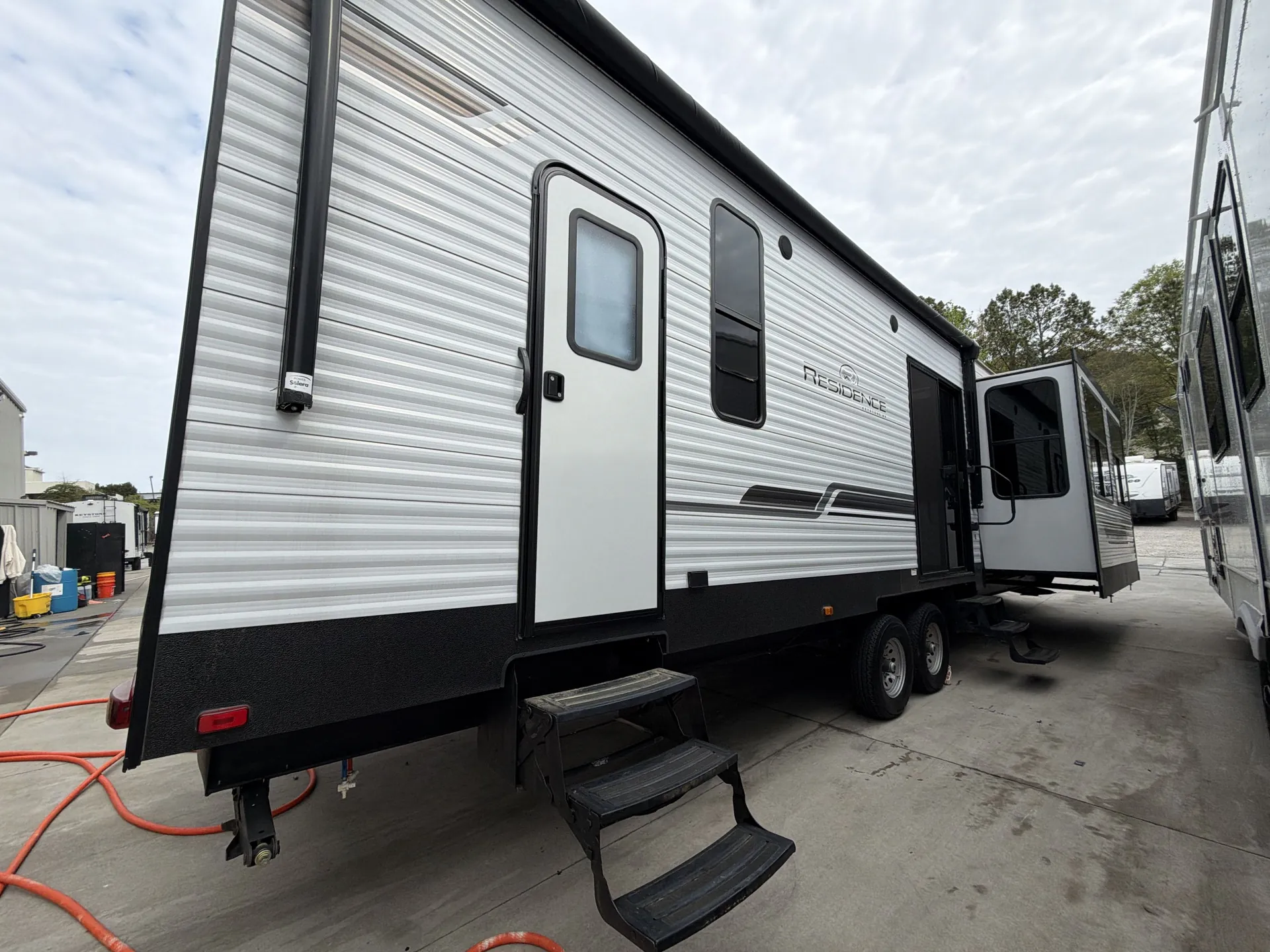 2023 Keystone Residence 401MKTS — campside
