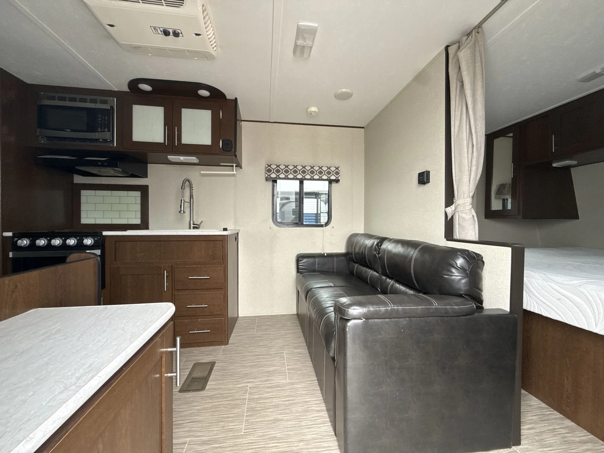 2019 Prime Time Avenger 21RB — living area main
