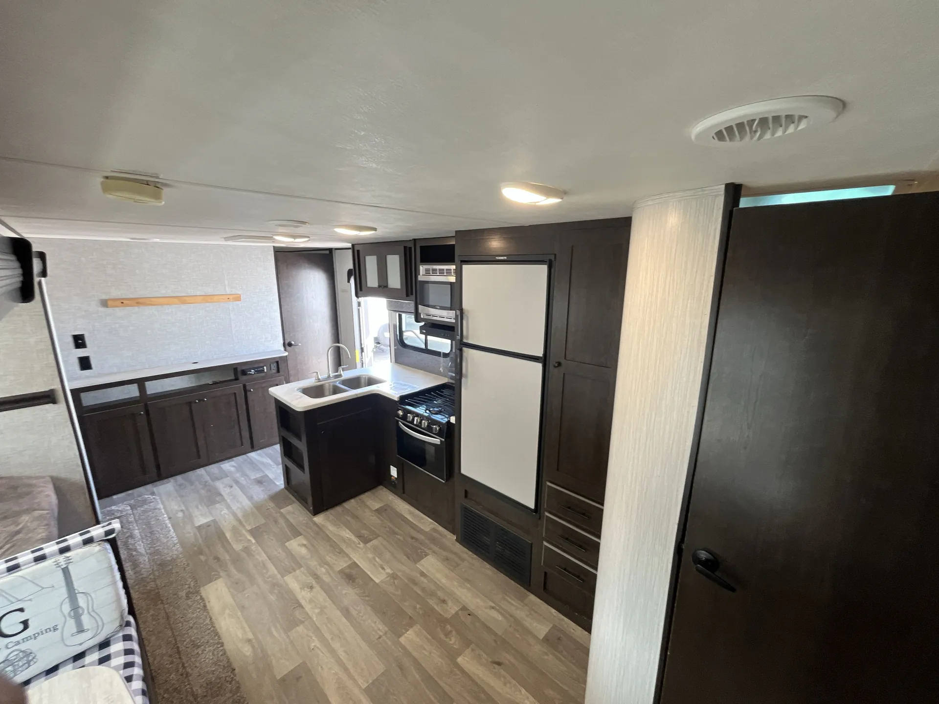 2021 Heartland Pioneer BH305 — living area main