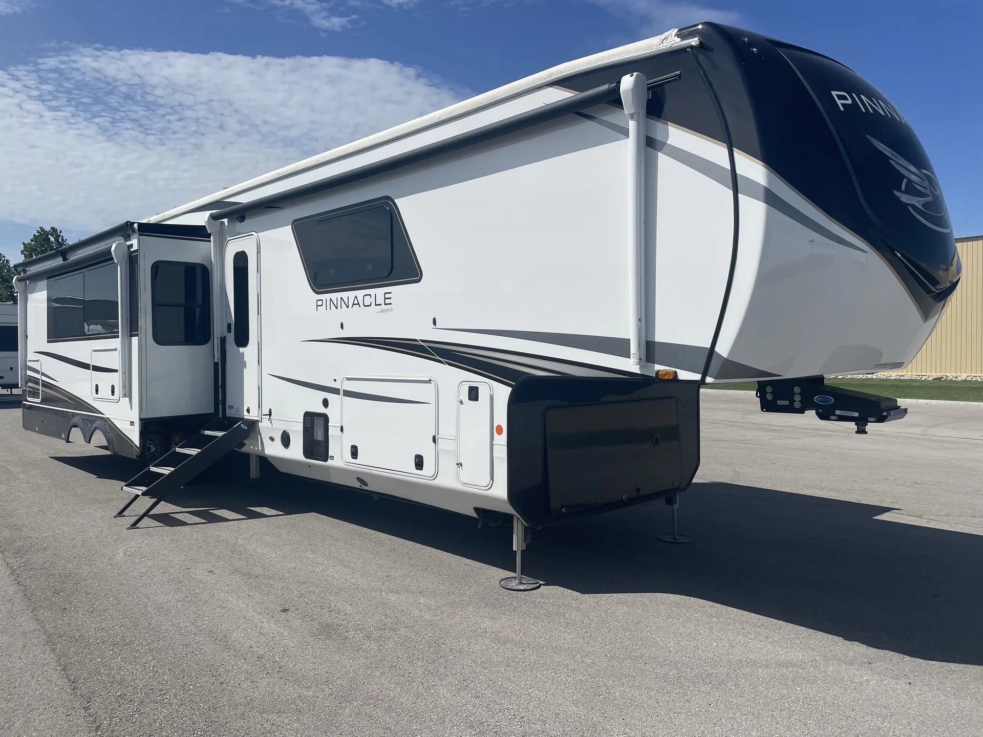 2025 Jayco Pinnacle 38FBRK - Photo 2