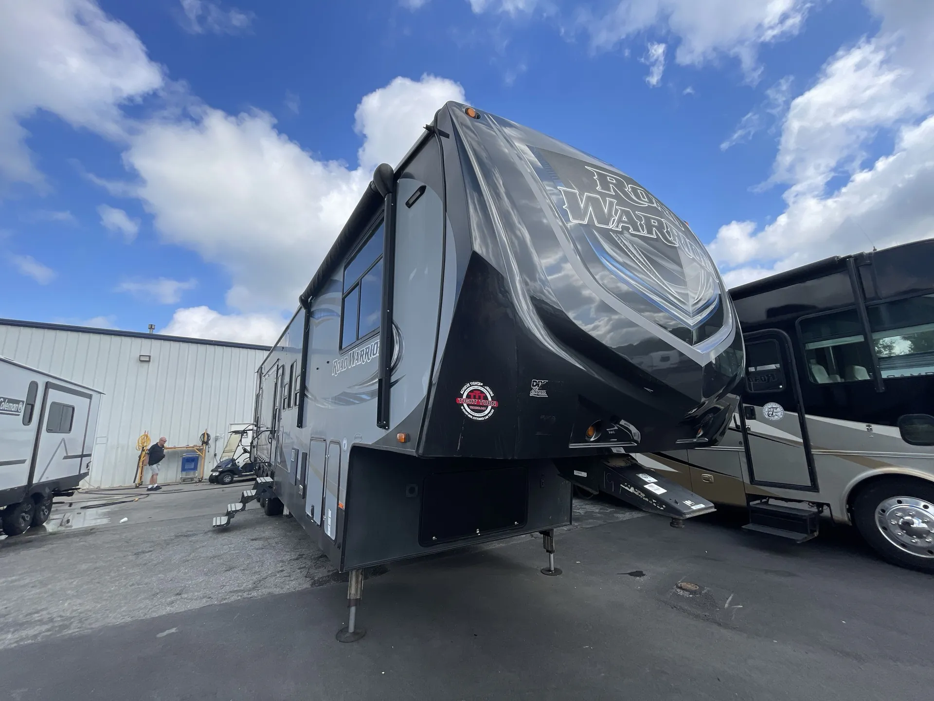 2017 Heartland Road Warrior 427 - Photo 2