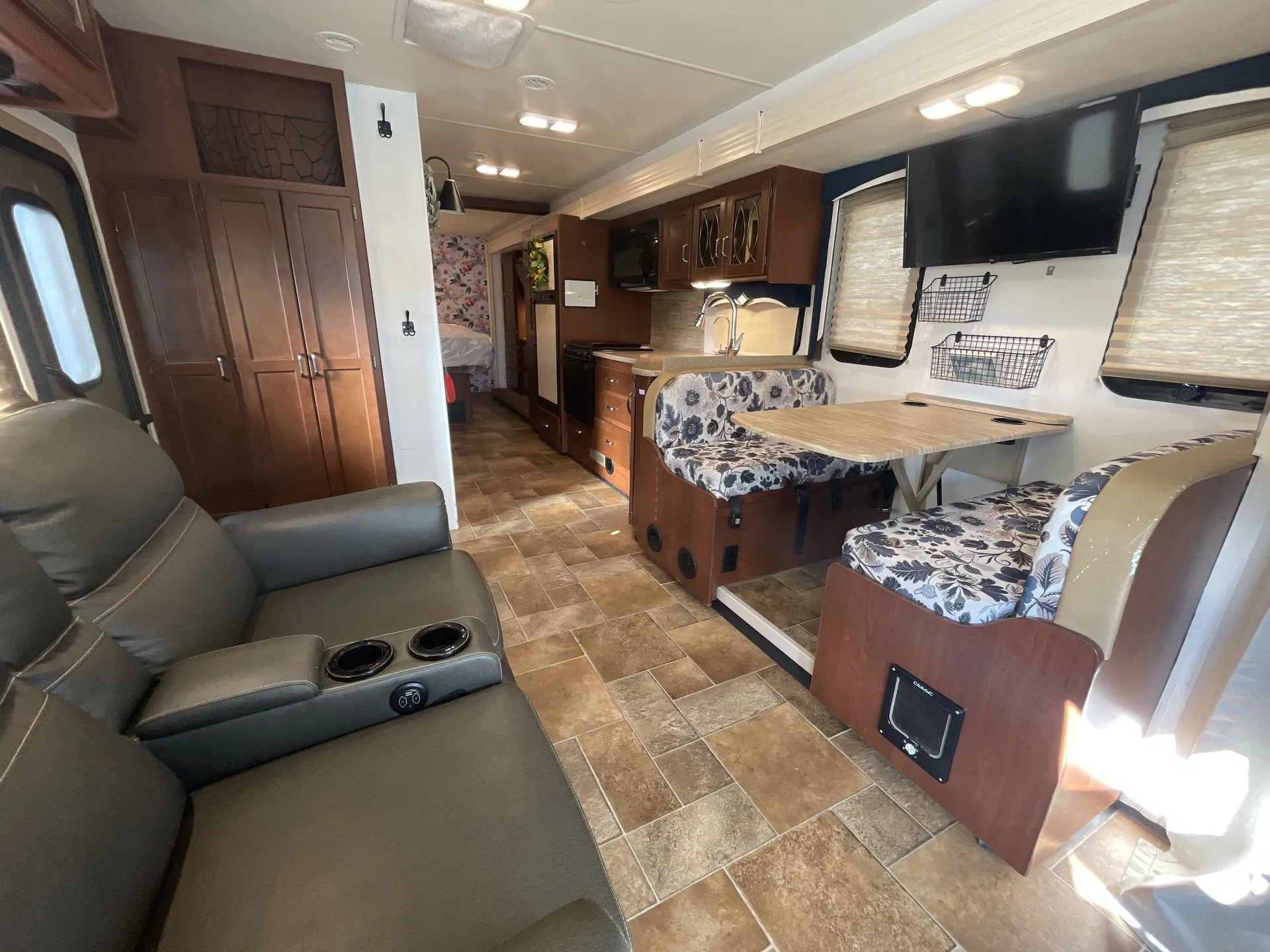 2014 Thor Motor Coach Hurricane 32N — living area main