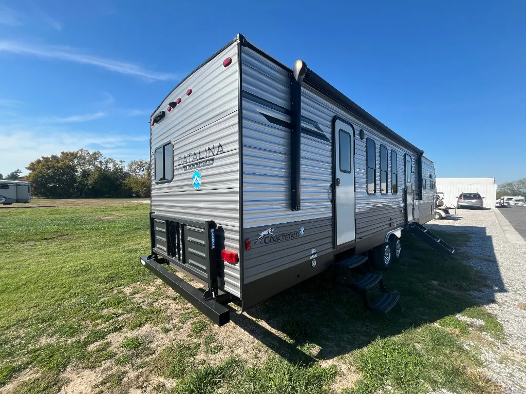2024 Coachmen Catalina Legacy Edition 333FKTS, Photos photo 8