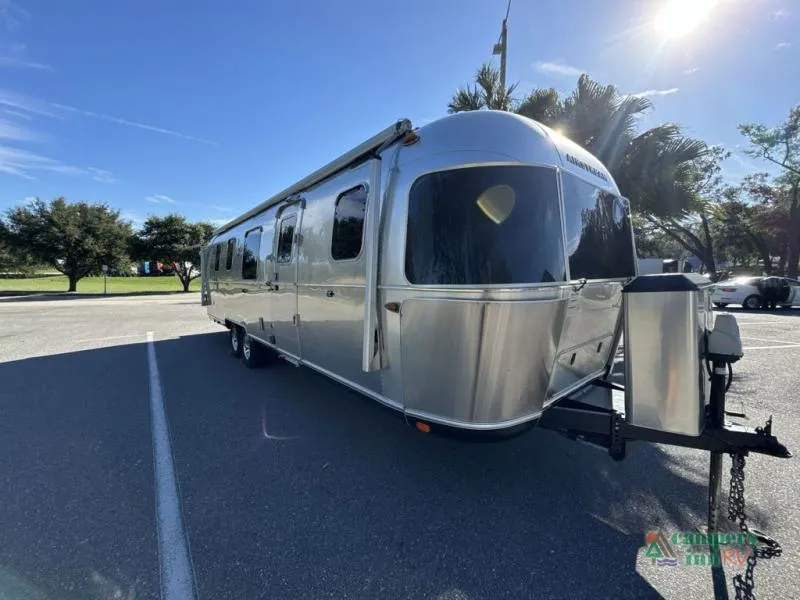 2019 Airstream Classic 33QB - Main photo