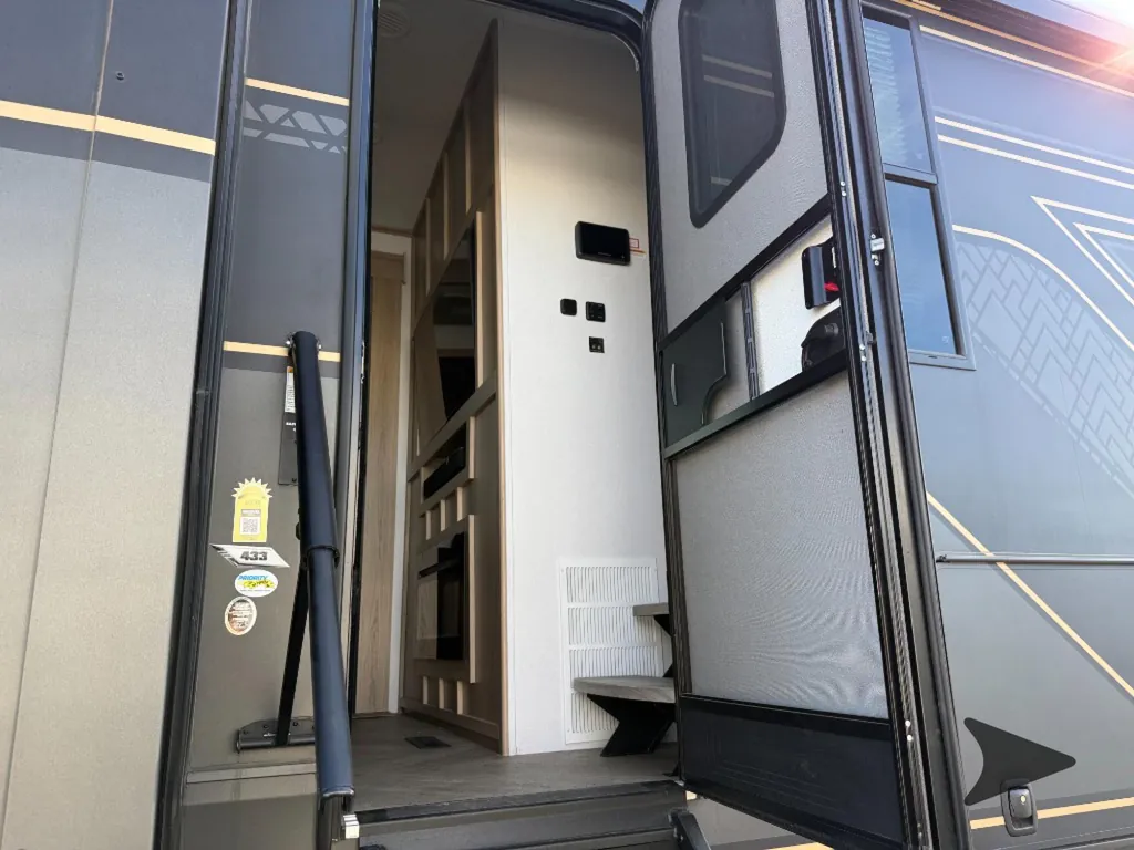 2025 Keystone Raptor 433, Photos photo 15