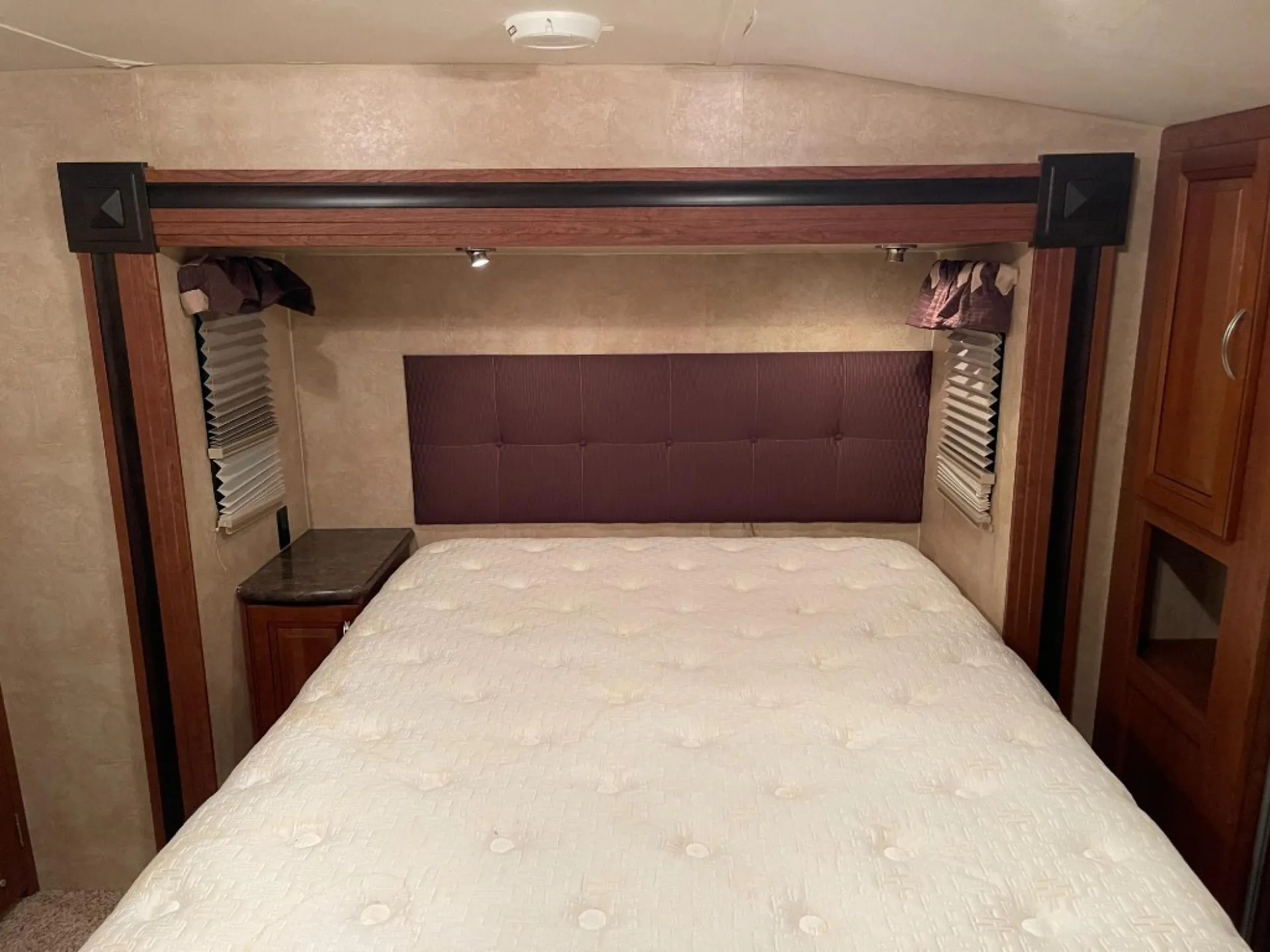 2013 Forest River Wildcat Sterling 32RL - Photo 4