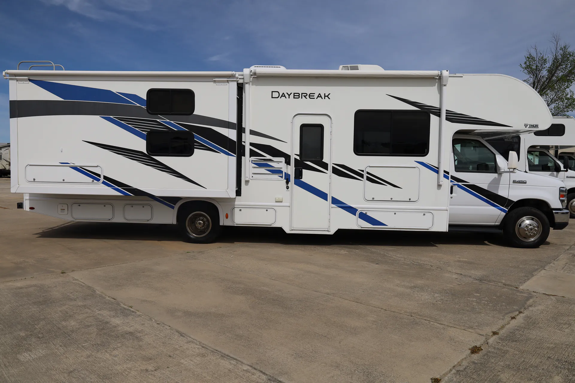 2019 Thor Motor Coach Daybreak 30DB - Photo 3