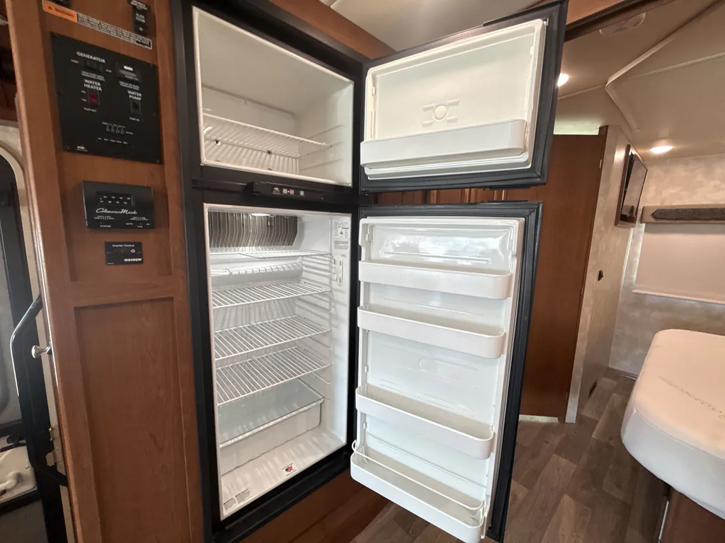 2019 Winnebago Sunstar 27P, Photos photo 9