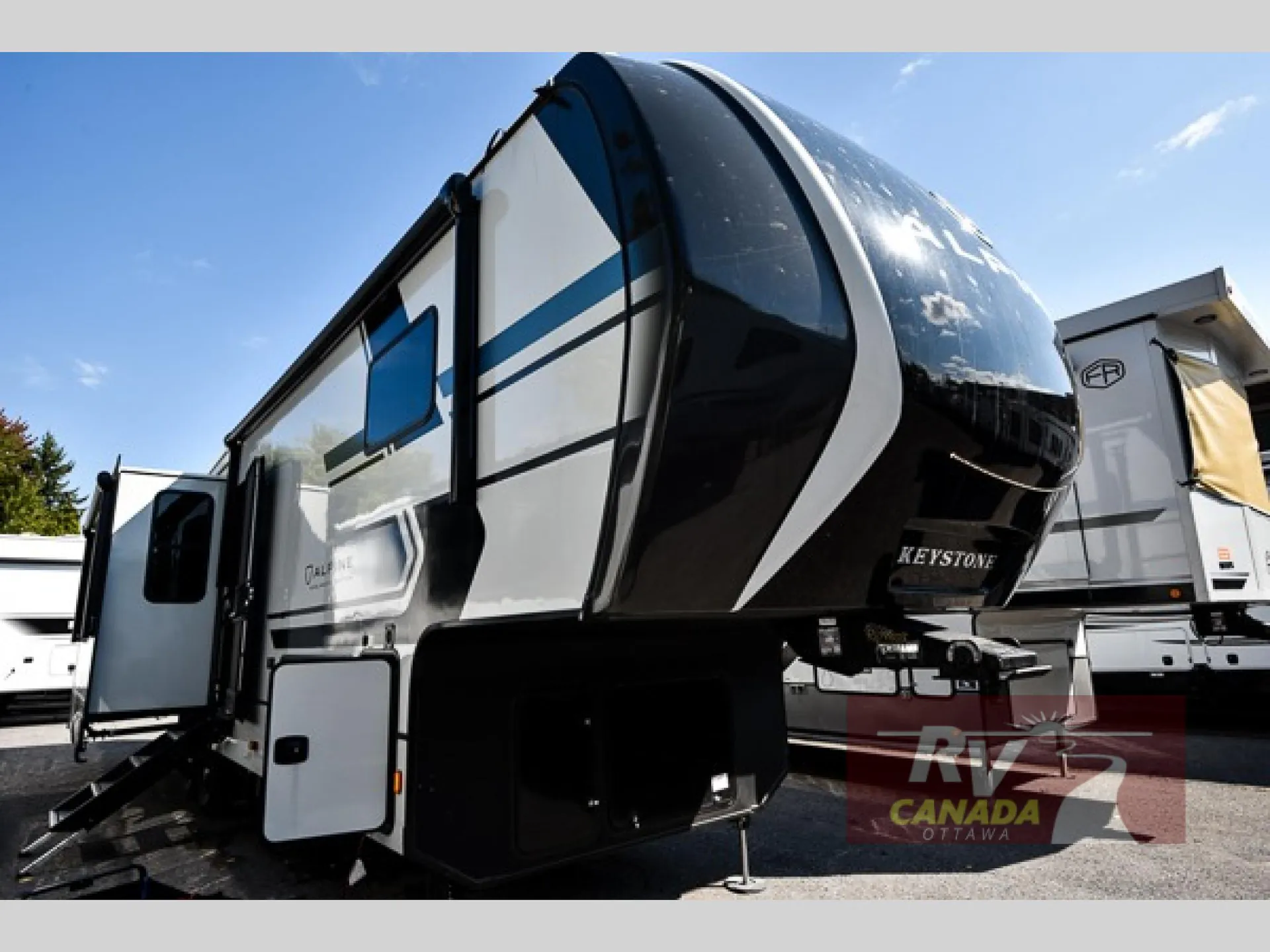 2026 Keystone Alpine Avalanche Edition 321RL - Photo 2