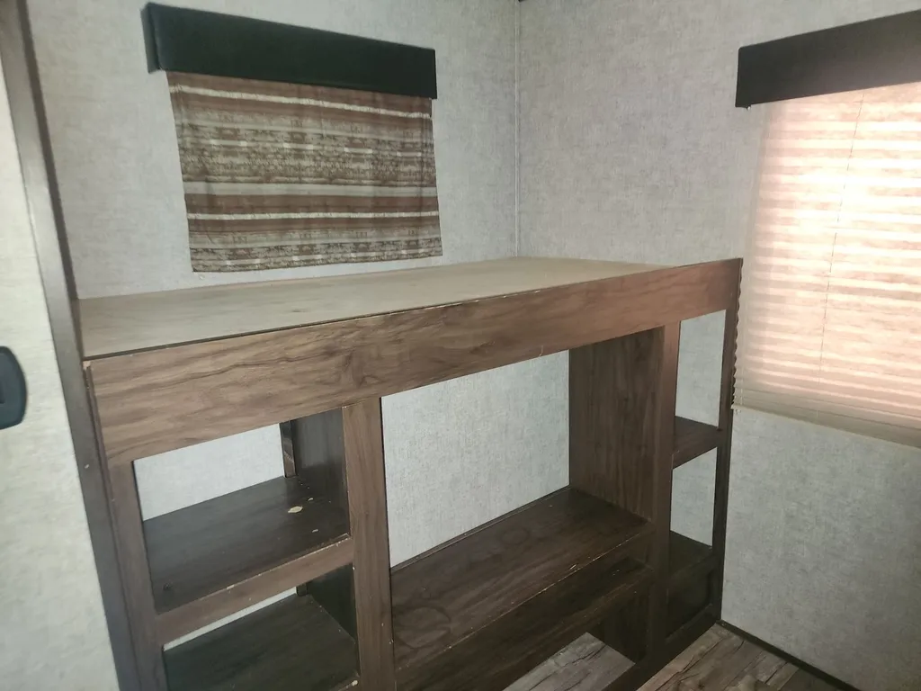 2019 Forest River Cherokee Arctic Wolf 315TBH8, Photos photo 10
