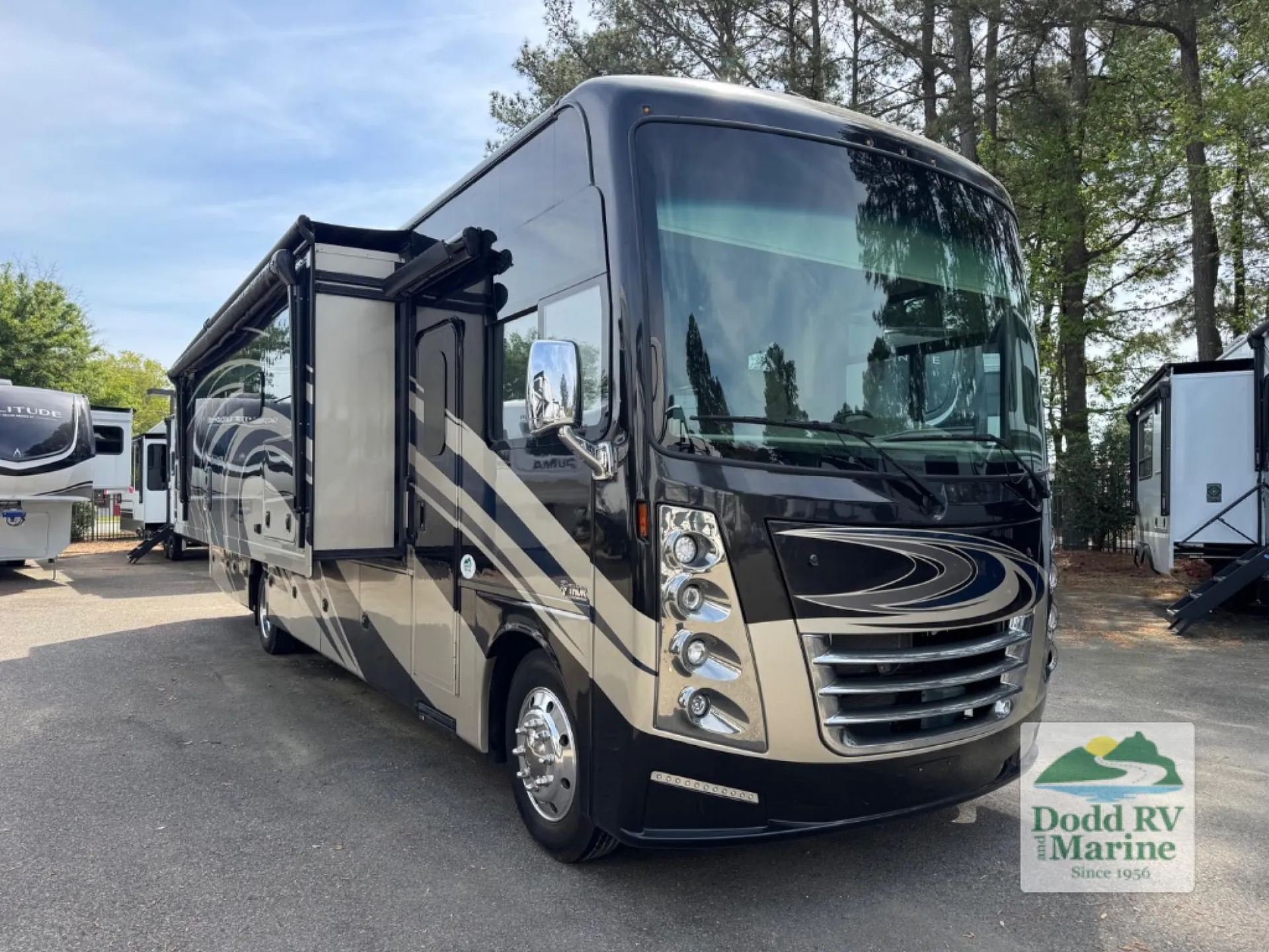 2019 Thor Motor Coach Challenger 37FH — Photo 1