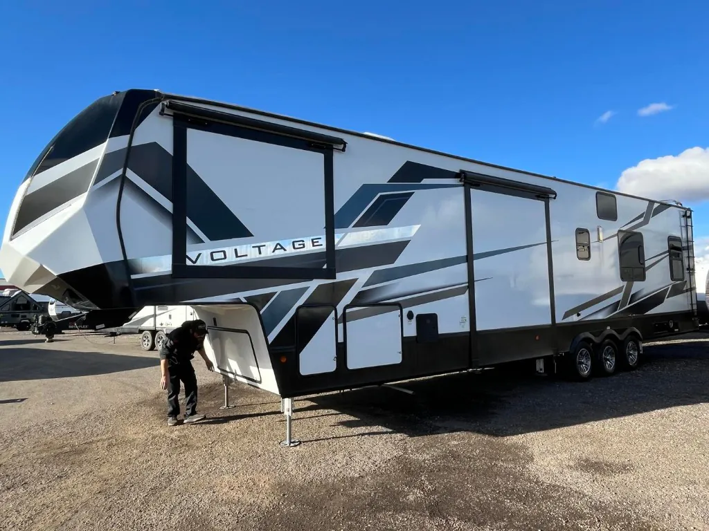 2023 Dutchmen Voltage Triton 3911 - Photo 4