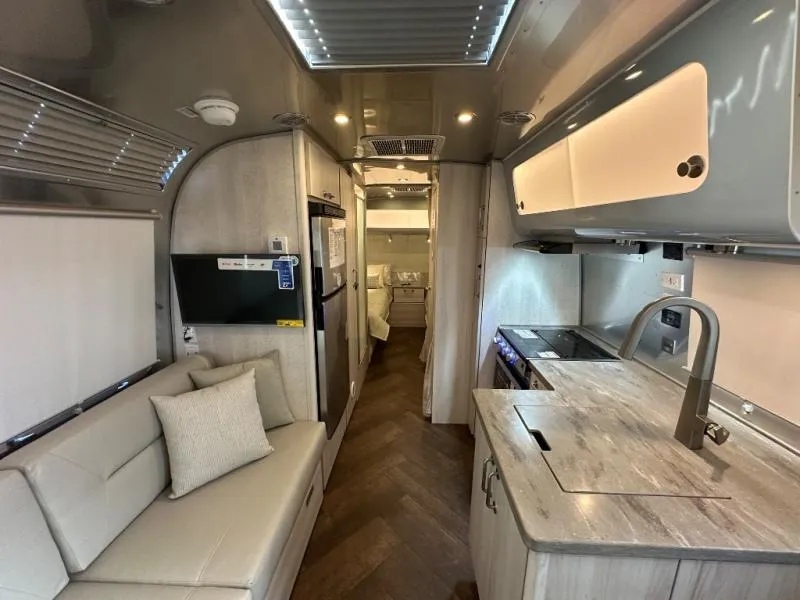 2026 Airstream International 25FB - Photo 2
