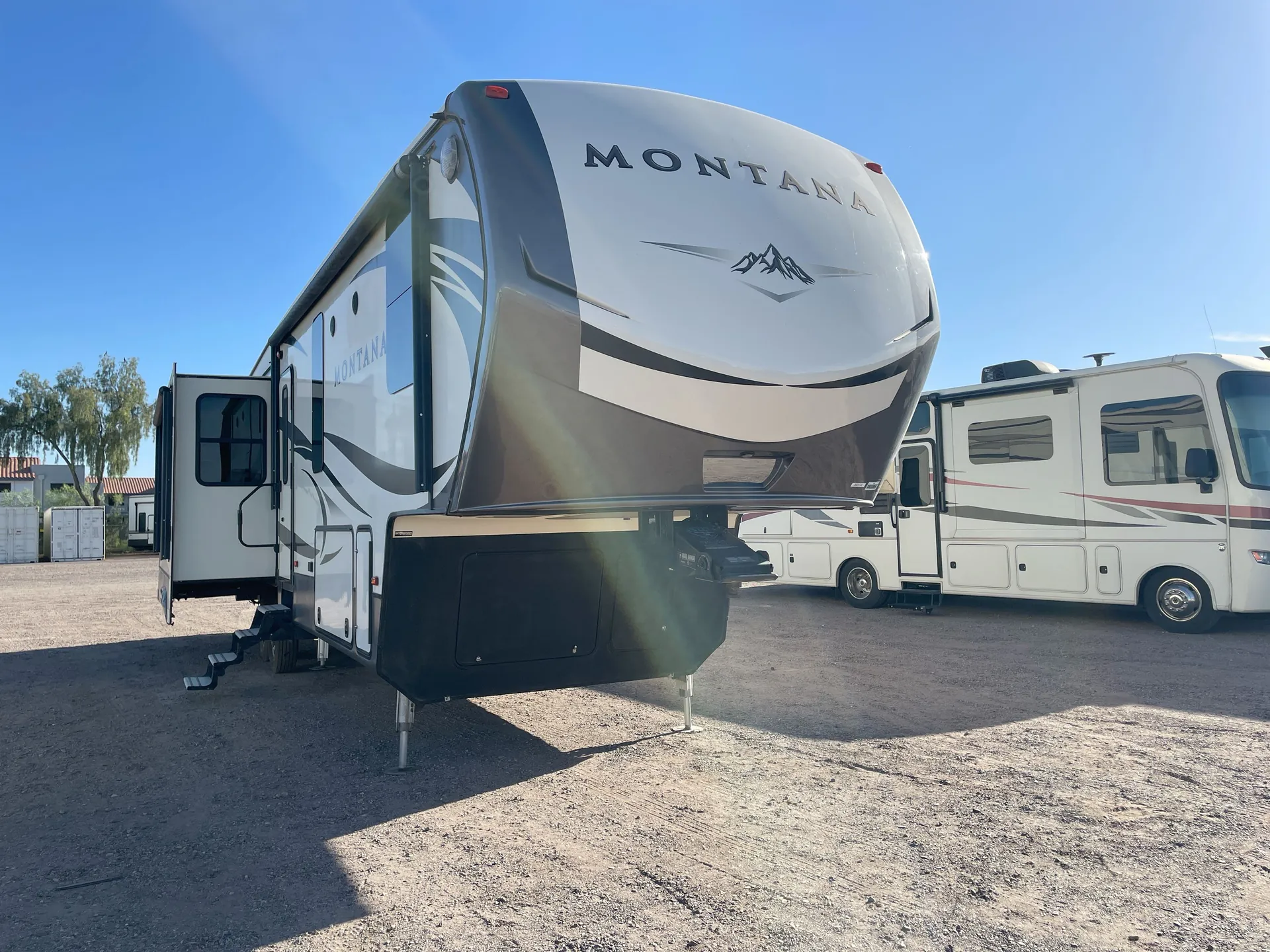 2016 Keystone Montana 3610RL - Photo 2