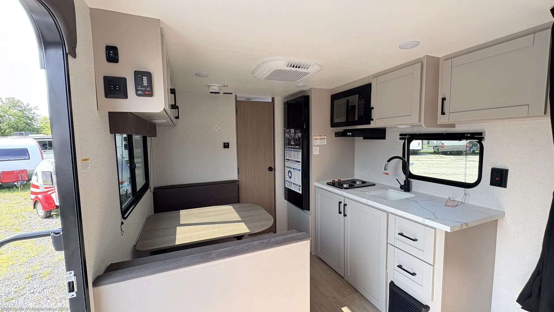 2027 Jayco Jay Flight 175FQW - Photo 4