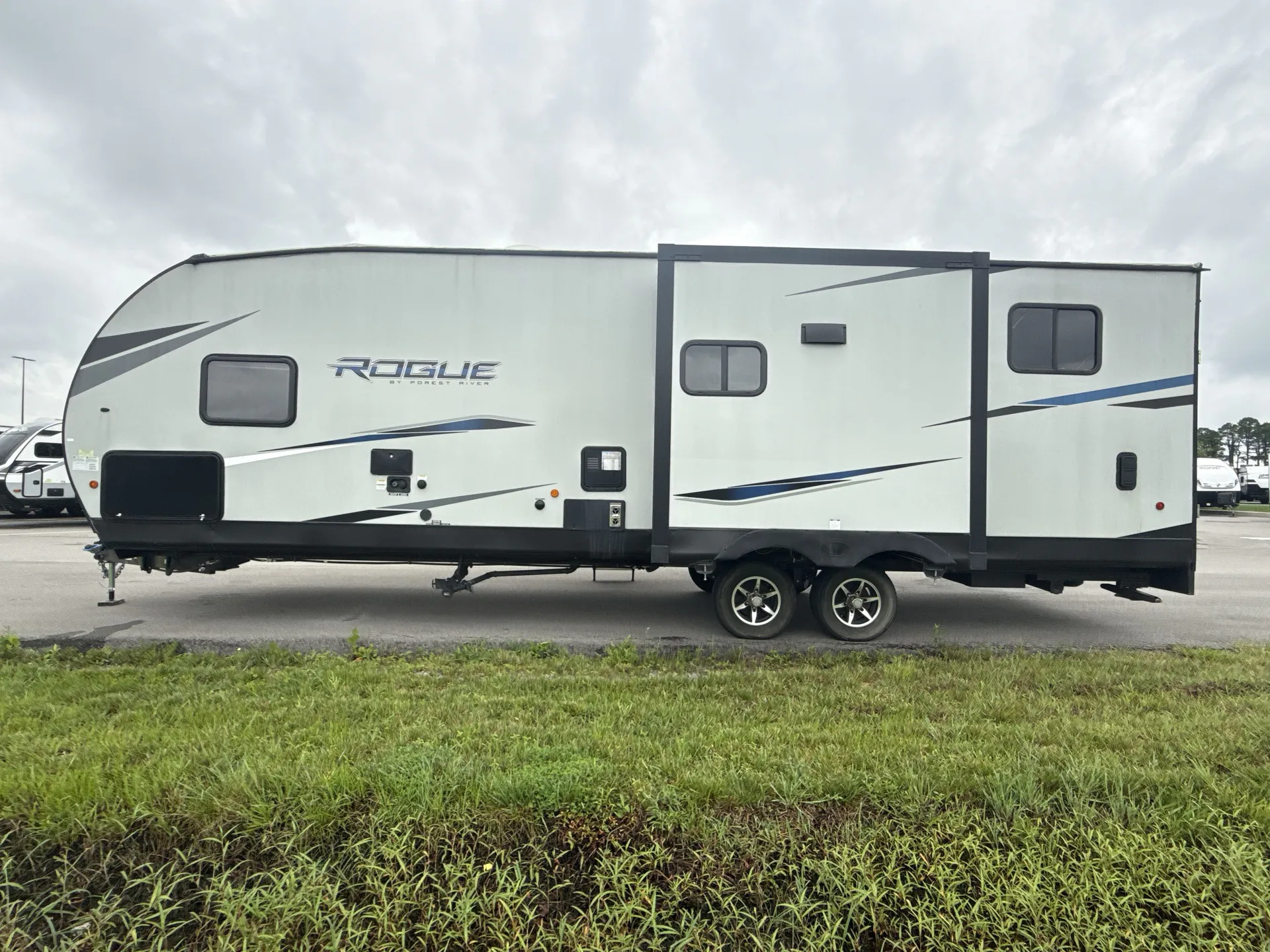 2021 Forest River Vengeance Rogue 26V — off campside