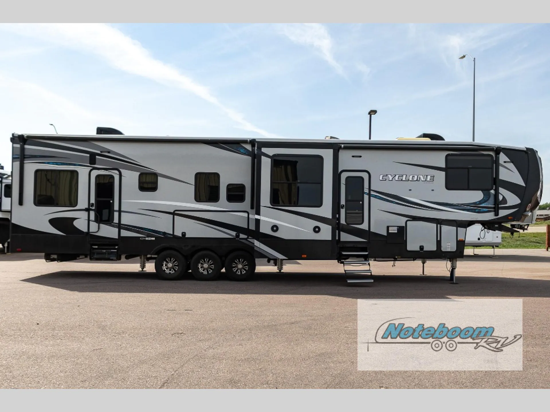 2018 Heartland Cyclone 4005 - Photo 2
