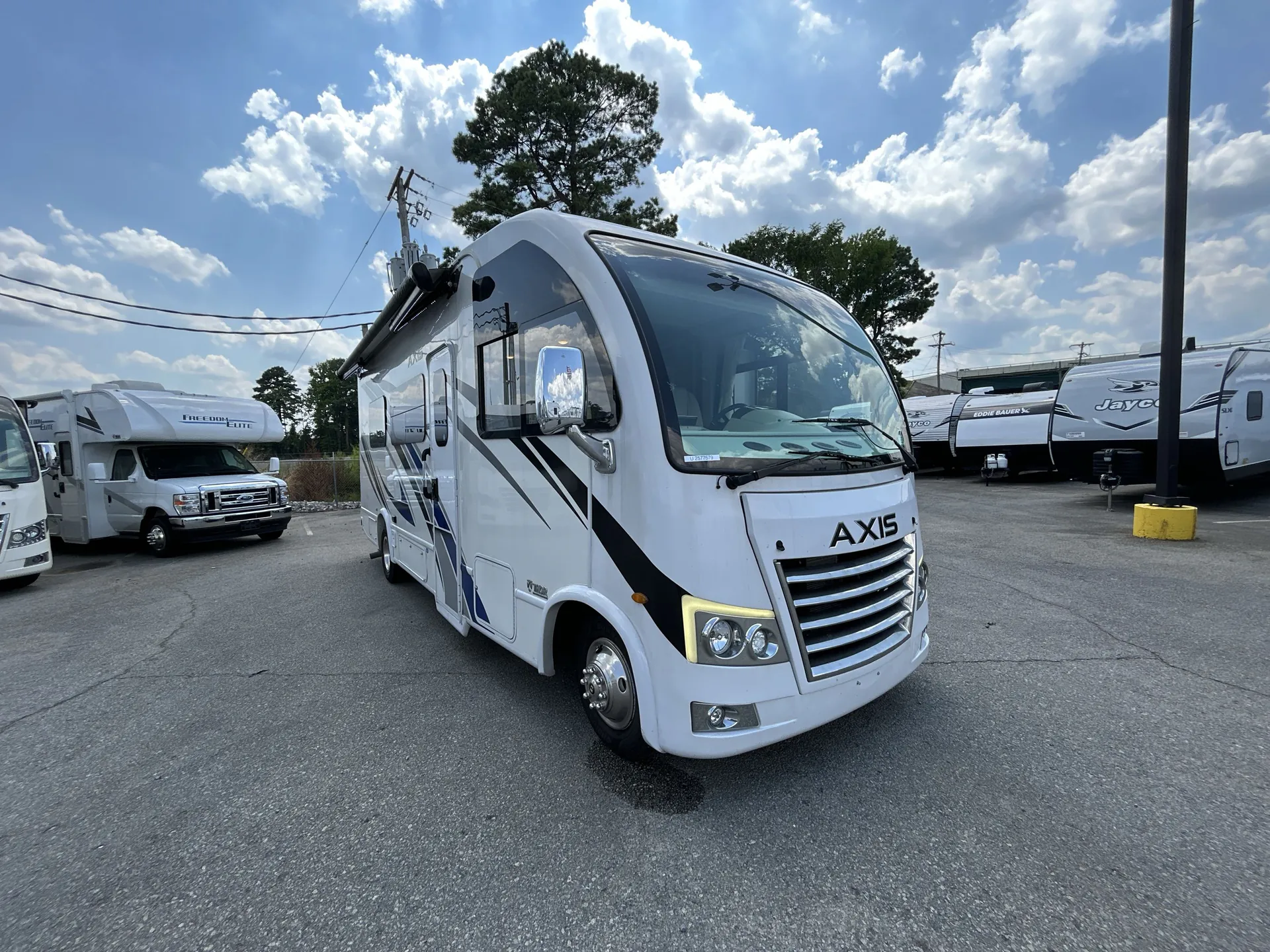2023 Thor Motor Coach Axis 24.3 - Photo 2