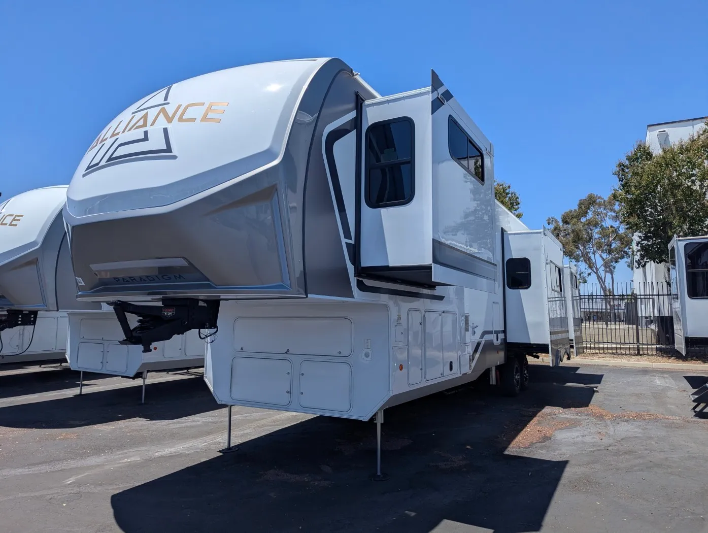2026 Alliance RV Paradigm 395DS - Photo 4