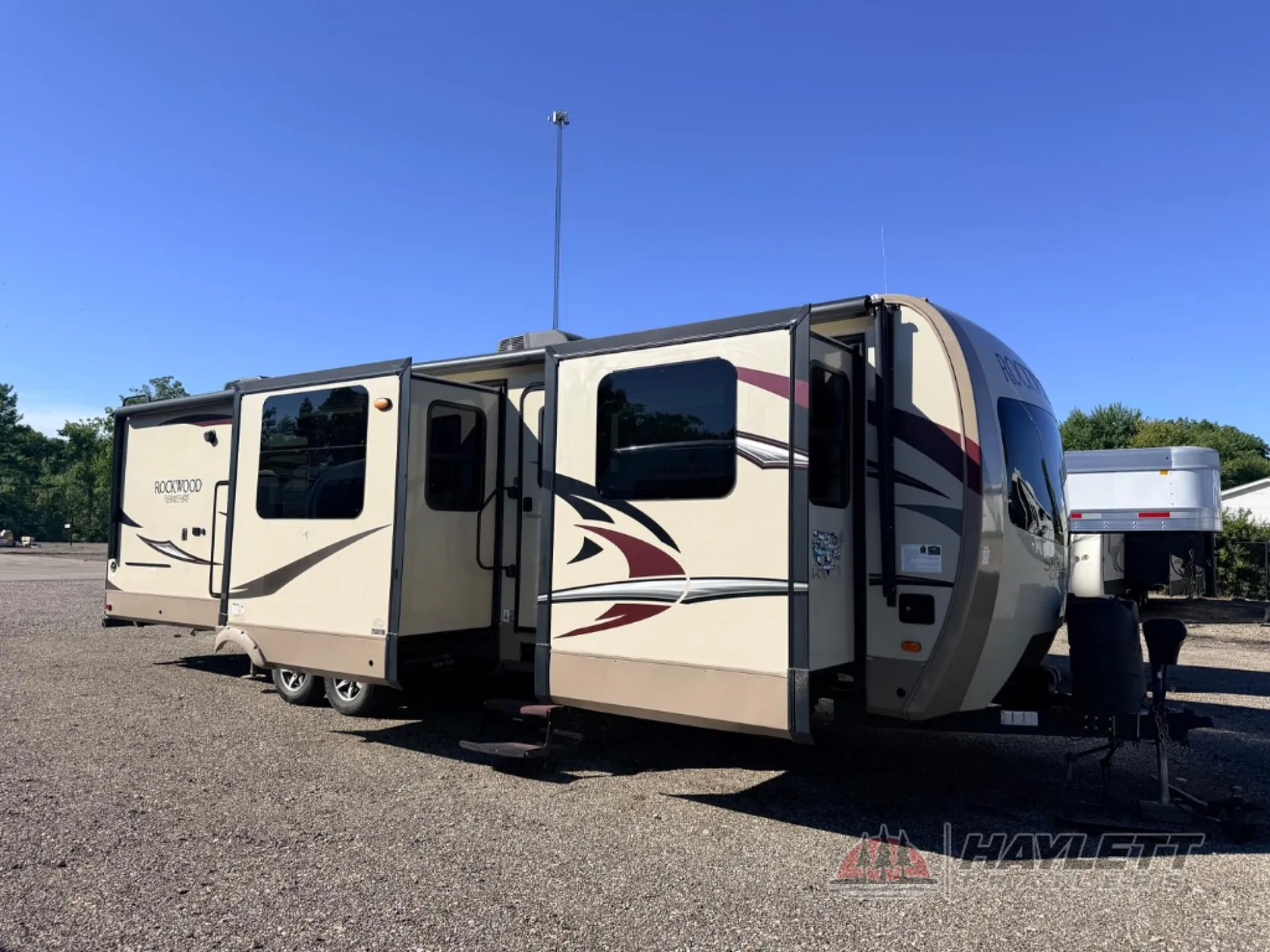 2018 Forest River Rockwood Signature Ultra Lite 8324BS - Photo 2