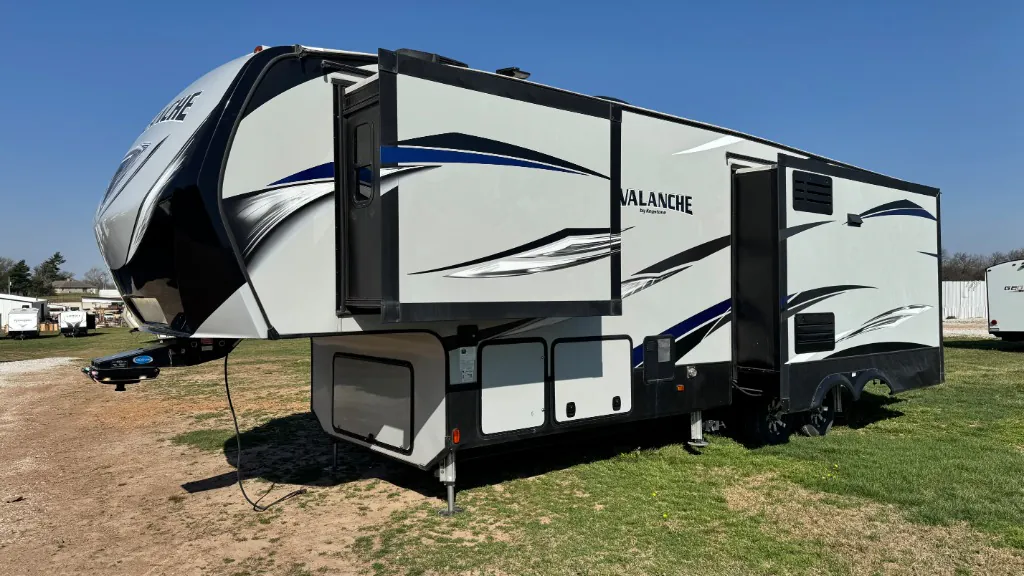 2017 Keystone Avalanche 320RS - Photo 4