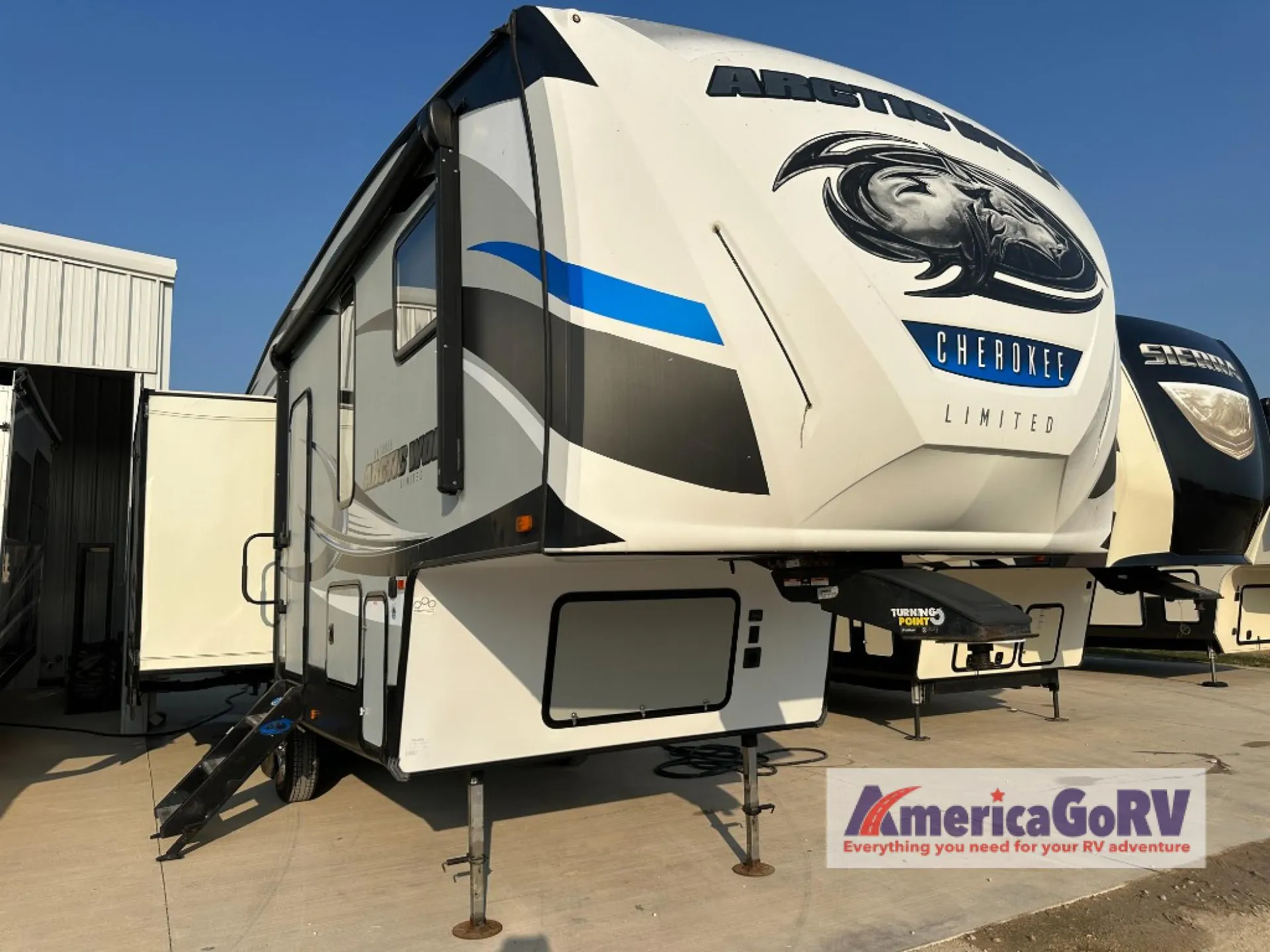 2019 Forest River Cherokee Arctic Wolf 285DRL4 - Photo 2